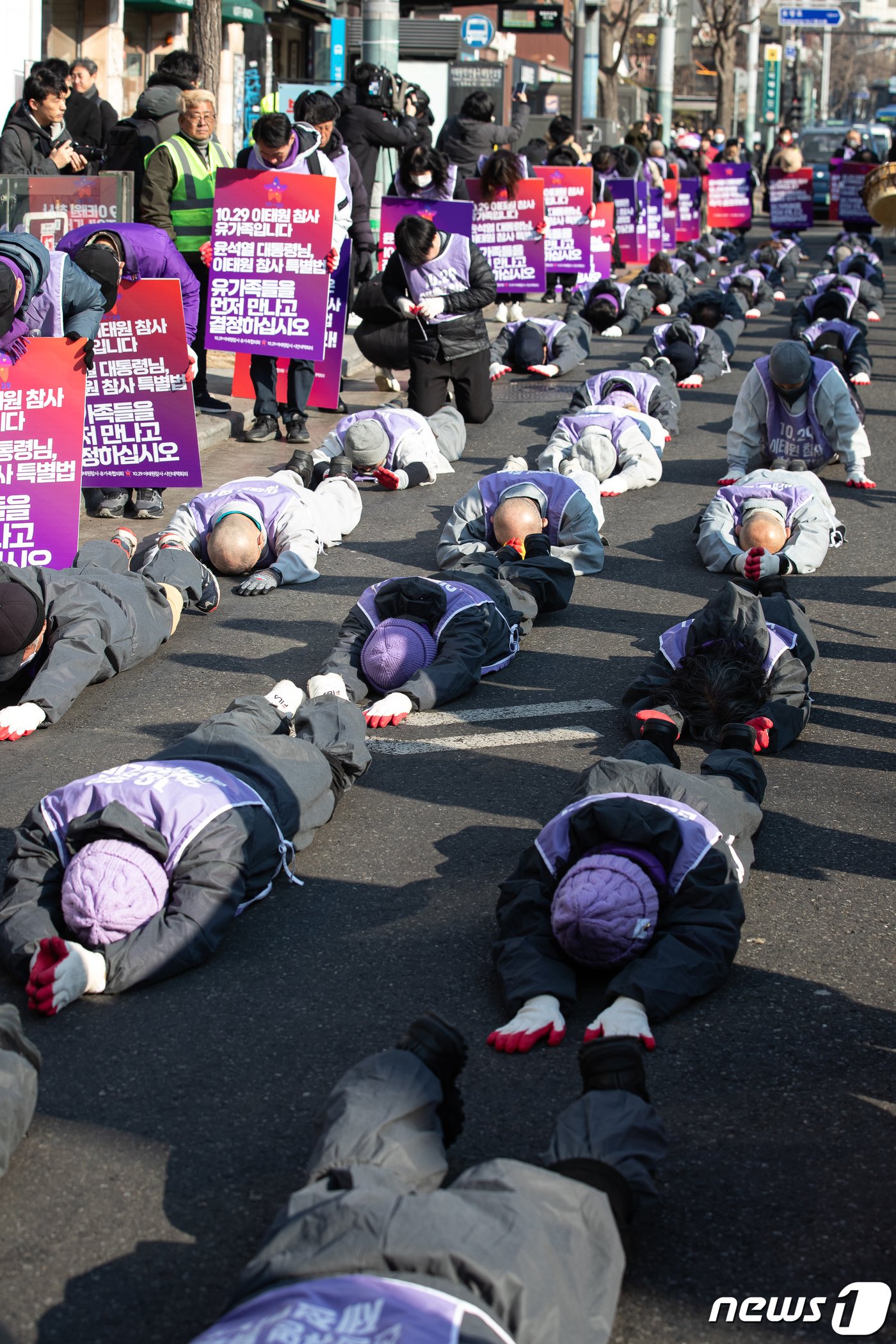 본문 이미지 - 10.29 이태원 참사 유가족들과 시민, 4대종교 종교인들이 29일 서울 이태원 참사 현장 앞에서 용산 대통령실 방향으로 오체투지 행진을 하고 있다. 2024.1.29/뉴스1 ⓒ News1 유승관 기자
