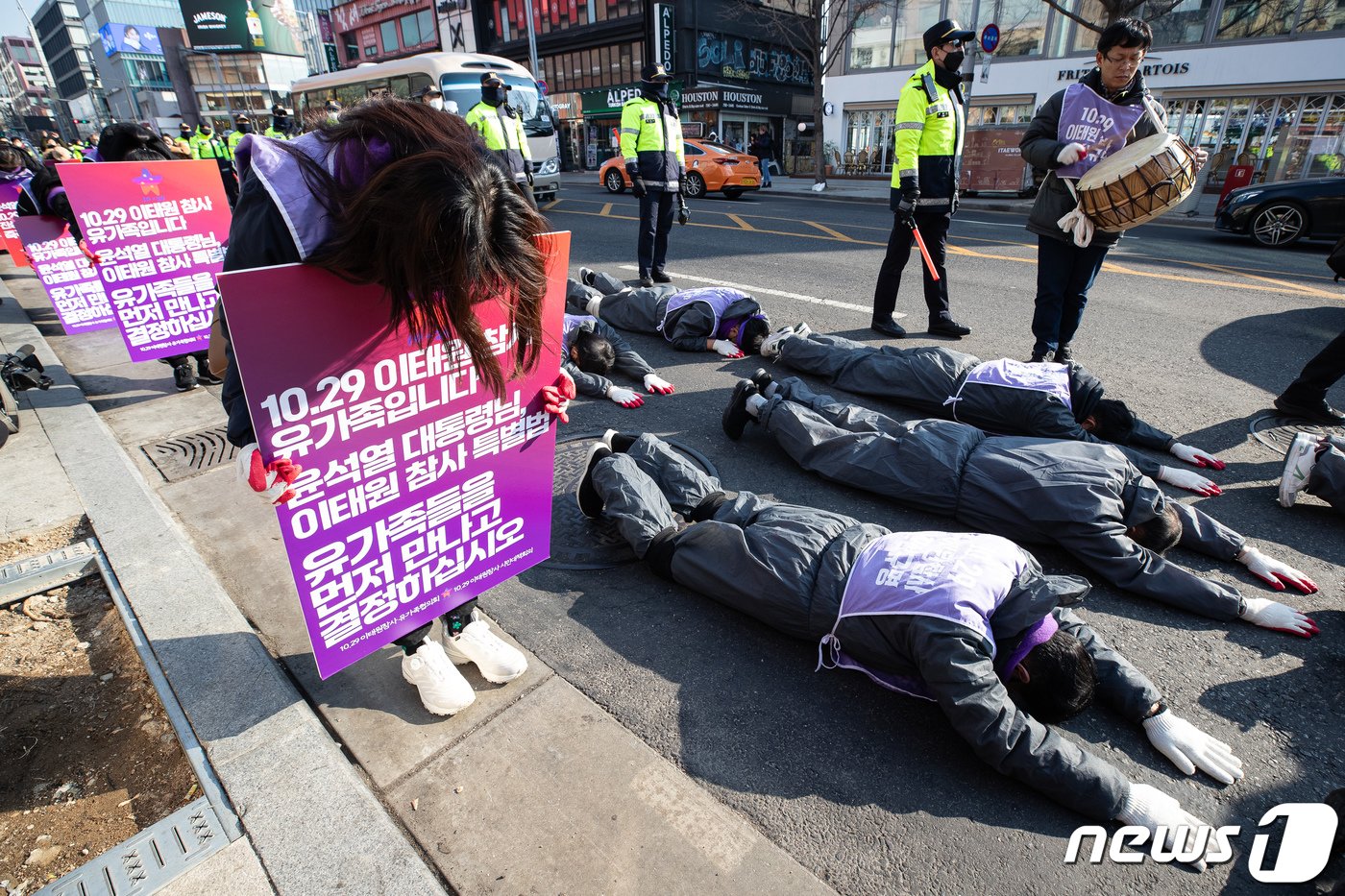 본문 이미지 - 10.29 이태원 참사 유가족들과 시민, 4대종교 종교인들이 29일 서울 이태원 참사 현장 앞에서 용산 대통령실 방향으로 오체투지 행진을 하고 있다. 2024.1.29/뉴스1 ⓒ News1 유승관 기자