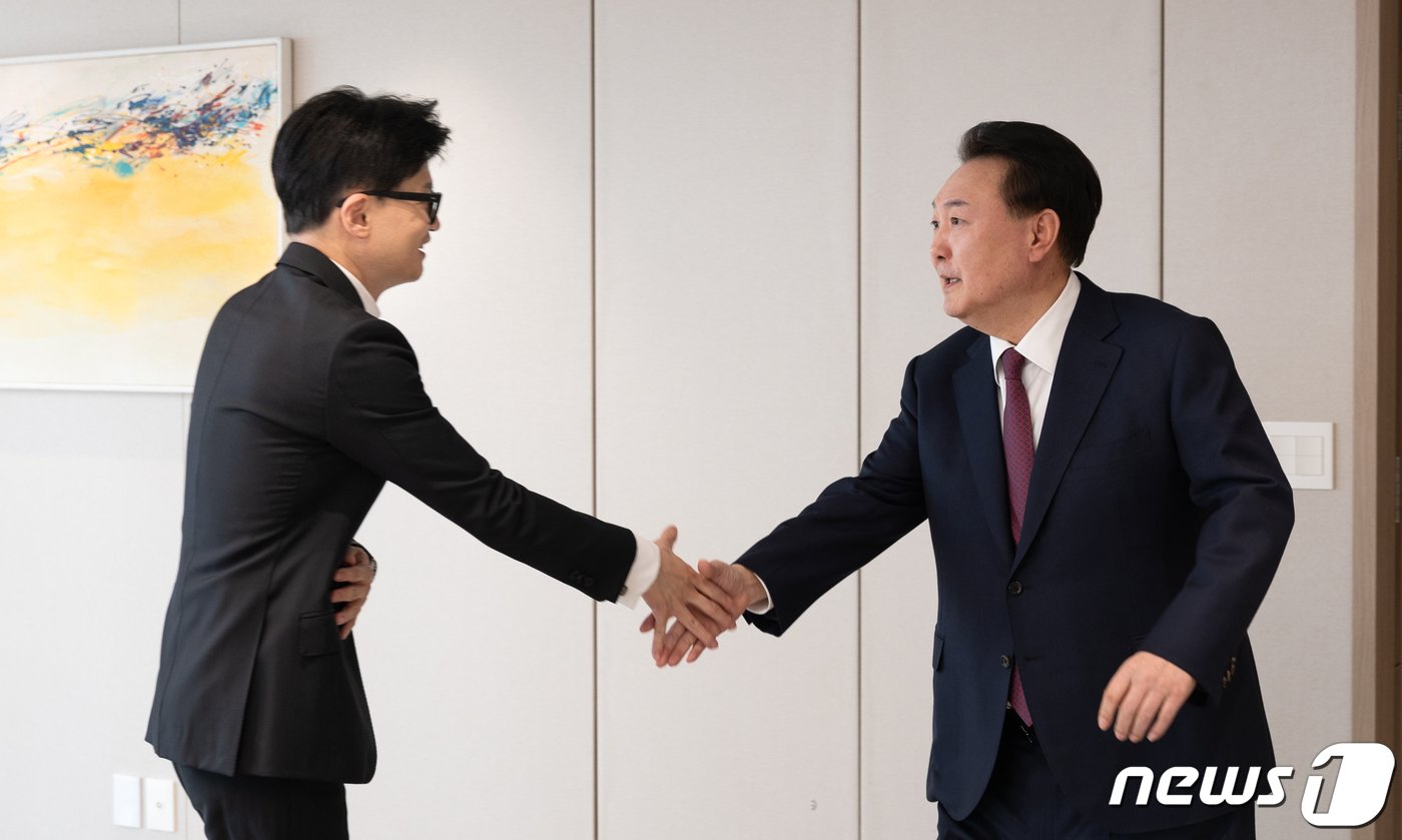 본문 이미지 - 윤석열 대통령이 29일 용산 대통령실 청사에서 열린 국민의힘 지도부와의 오찬에서 한동훈 비대위원장과 악수를 나누고 있다. (대통령실 제공) 2024.1.29/뉴스1 ⓒ News1 오대일 기자