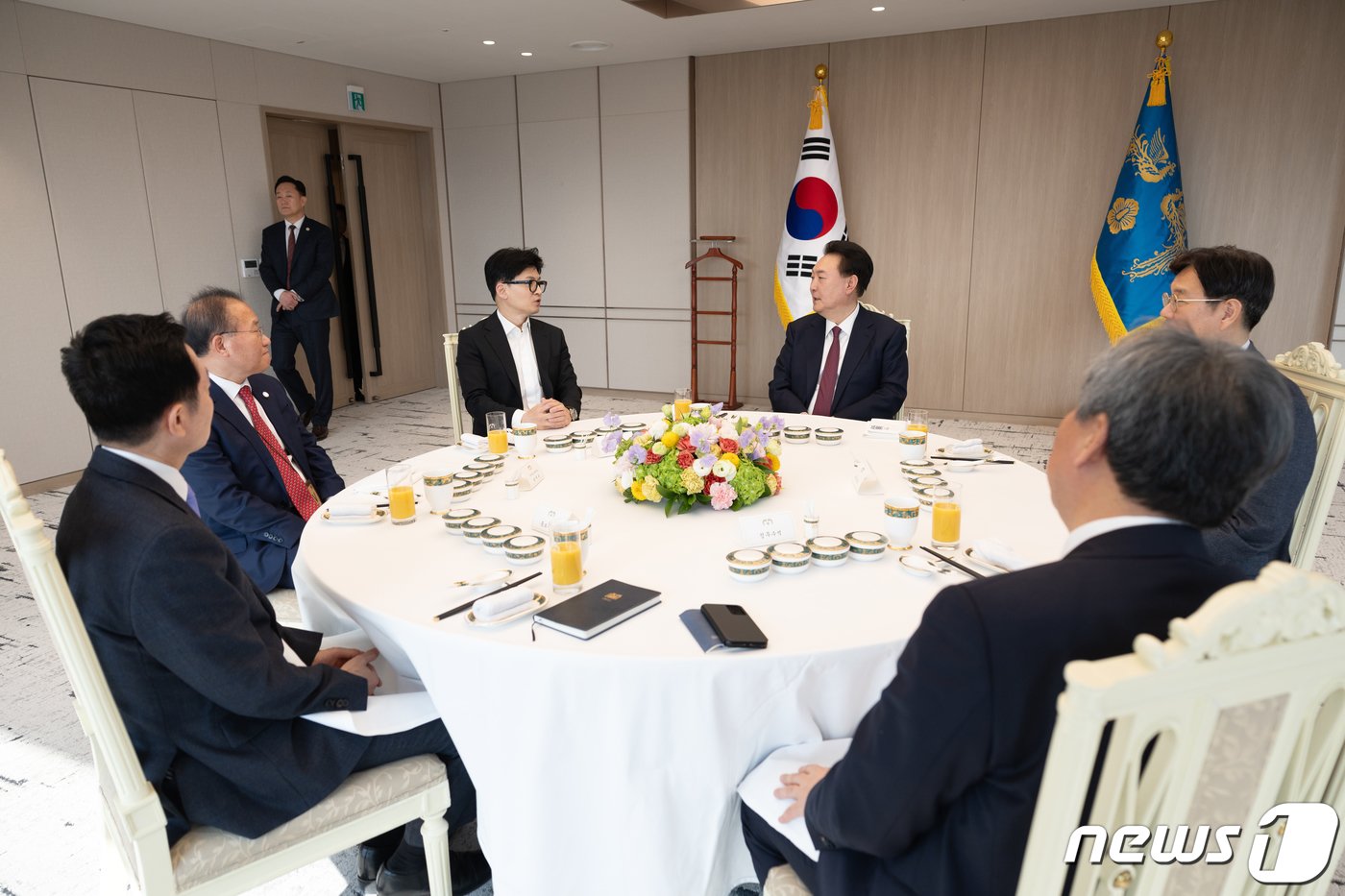 윤석열 대통령이 29일 용산 대통령실 청사에서 열린 국민의힘 지도부와의 오찬에서 한동훈 비대위원장과 대화를 나누고 있다. &#40;대통령실 제공&#41; 2024.1.29/뉴스1 ⓒ News1 오대일 기자