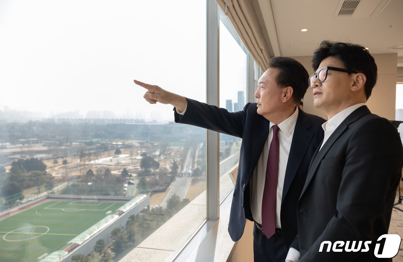 본문 이미지 - 윤석열 대통령이 29일 용산 대통령실 청사에서 열린 국민의힘 지도부와의 오찬에 앞서 한동훈 비대위원장과 대화를 나누고 있다. (대통령실 제공) 2024.1.29/뉴스1 ⓒ News1 오대일 기자