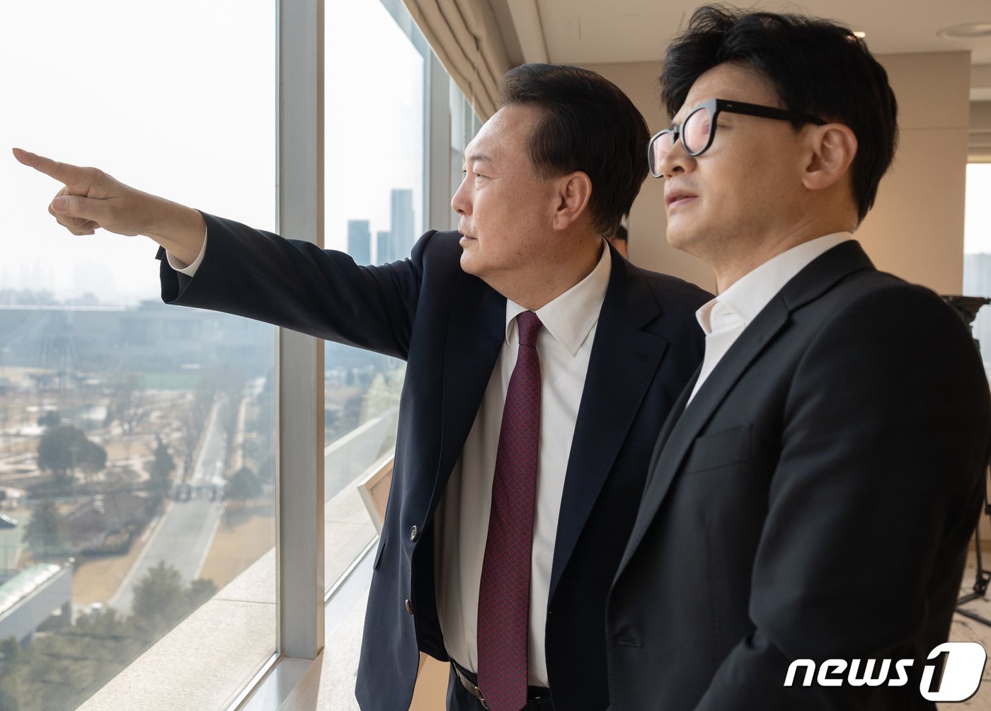 본문 이미지 - 윤석열 대통령이 29일 용산 대통령실 청사에서 열린 국민의힘 지도부와의 오찬에서 한동훈 비대위원장과 대화를 나누고 있다. (대통령실 제공) 2024.1.29/뉴스1 ⓒ News1 오대일 기자