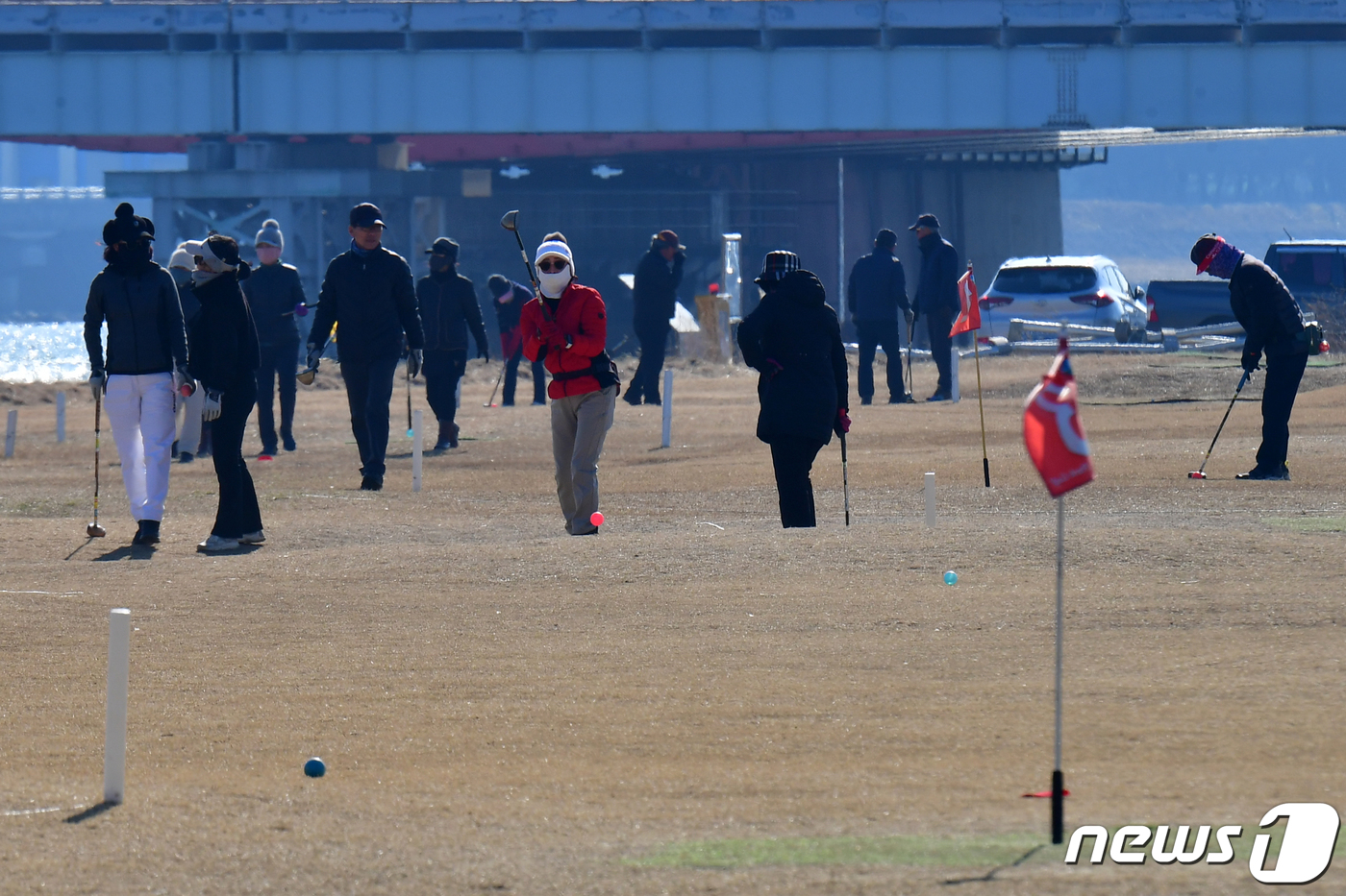 (포항=뉴스1) 최창호 기자 = 29일 오후 경북 포항시 남구 형산강 파크 골프장에서 시민들이 운동을 즐기고 있다. 2024.1.29/뉴스1