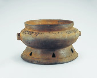 본문 이미지 - 화로 모양 그릇 받침, 4세기. 호림박물관 제공.