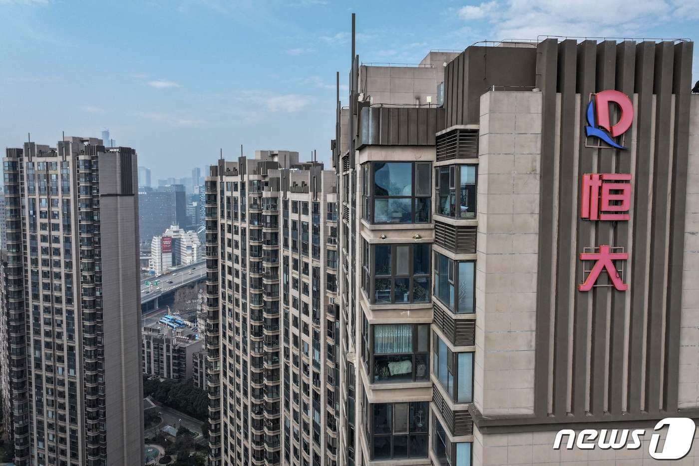 본문 이미지 - 중국 대도시의 전형적인 아파트 단지.  파산한 헝다 그룹이 지은 것이다. ⓒ AFP=뉴스1 ⓒ News1 박재하 기자