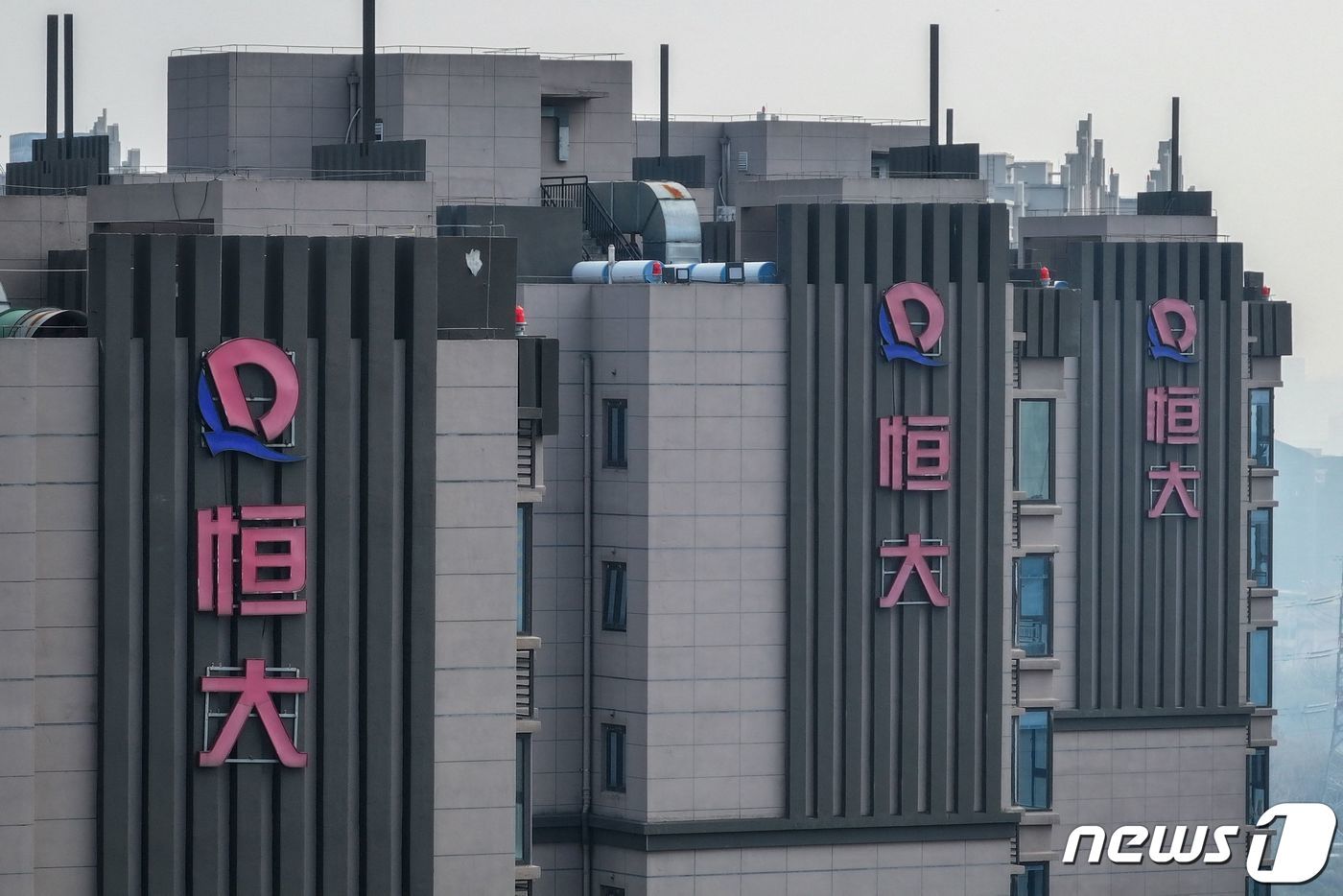 본문 이미지 - 29일(현지시간) 중국 장쑤성 난징의 한 아파트 단지에 부동산 대기업 헝다의 로고가 보인다. ⓒ AFP=뉴스1 ⓒ News1 박재하 