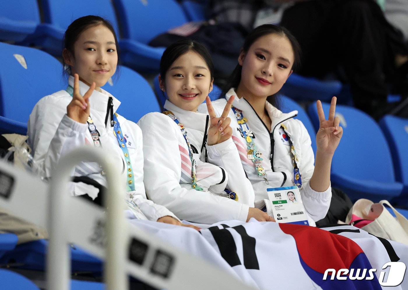 본문 이미지 - 피겨 김유성(왼쪽부터), 신지아, 김지니가 29일 오후 강원 강릉 올림픽파크 강릉아이스아레나에서 열리는 2024 강원동계청소년올림픽 피겨 스케이팅 남자 싱글 프리스케이팅 경기를 관전하고 있다. 2024.1.29/뉴스1 ⓒ News1 김진환 기자