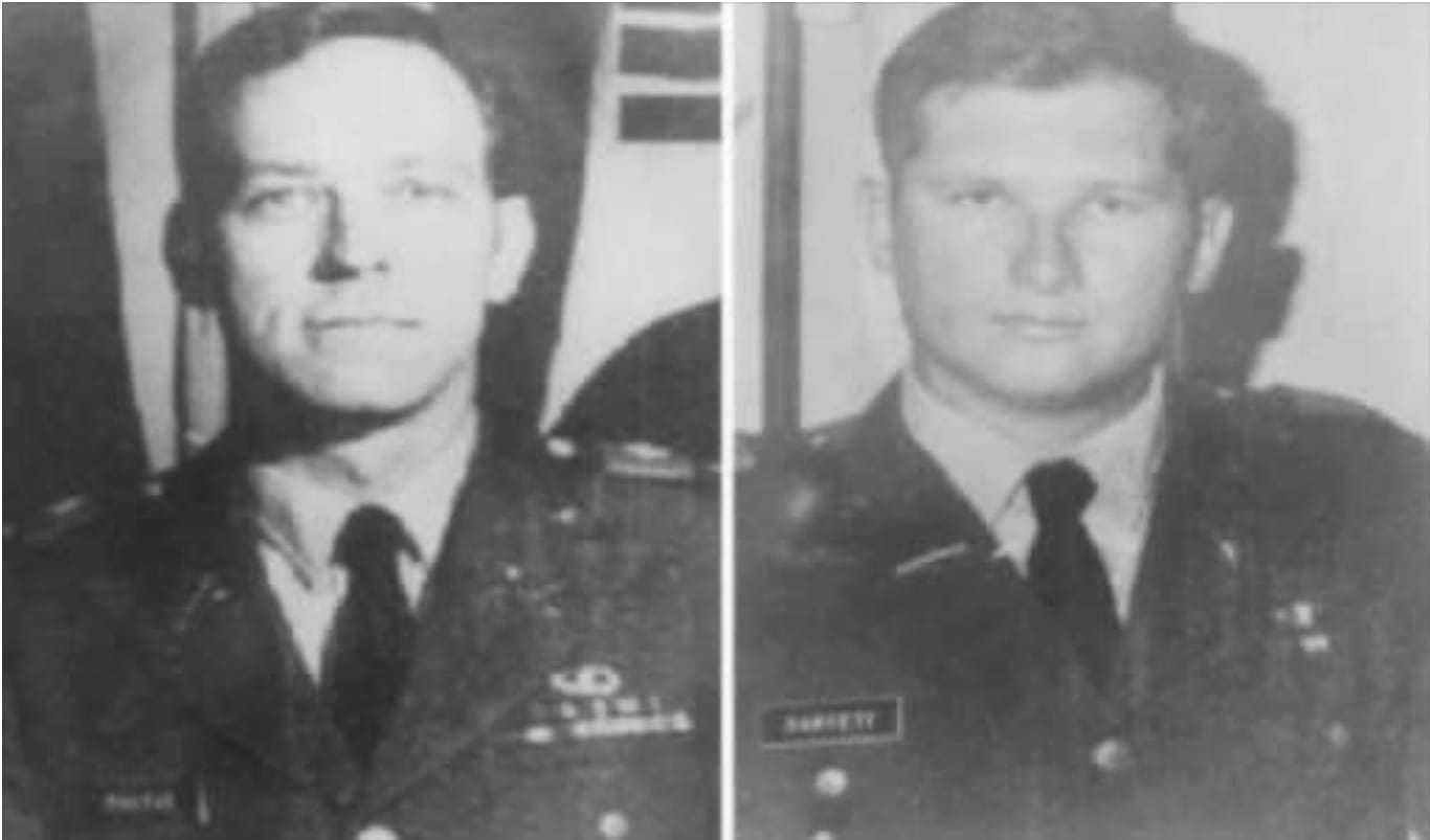 본문 이미지 - 아서 보니파스 소령(왼쪽)과 마크 바렛 중위.(주한유엔군사령부 제공)