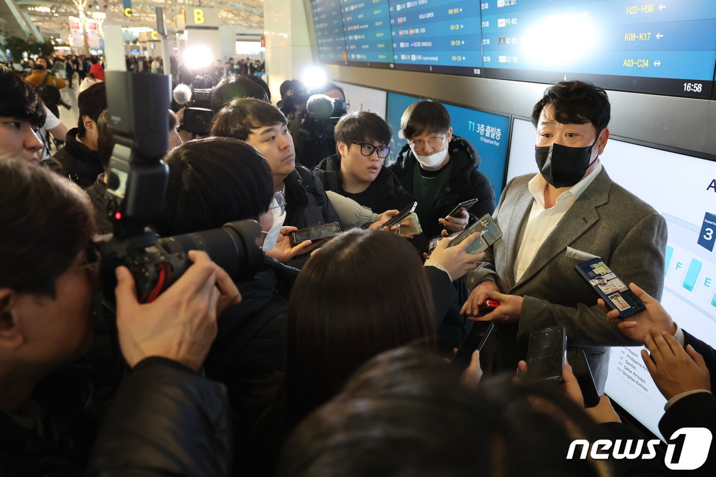 본문 이미지 - 진갑용 KIA 타이거즈 감독 대행이 29일 오후 호주 캔버리에서 전지훈련을 하기 위해 인천국제공항에서 출국하기 전 취재진 질문에 딥변하고 있다. 2024.1.29/뉴스1 ⓒ News1 이재명 기자