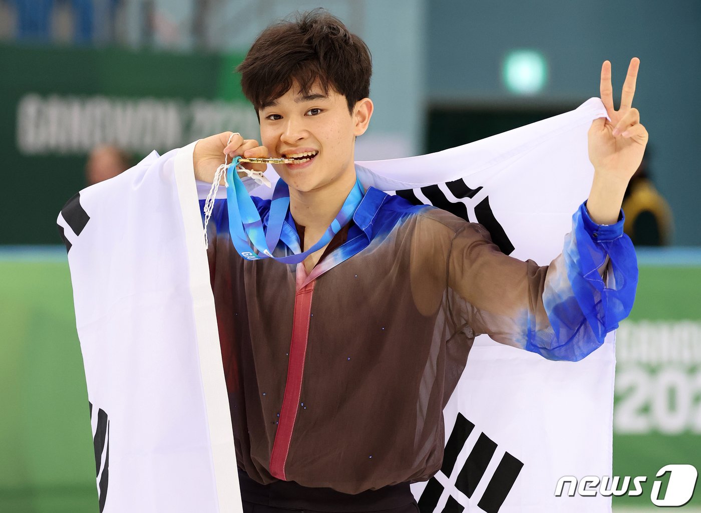 본문 이미지 - 김현겸이 29일 오후 강원 강릉 올림픽파크 강릉아이스아레나에서 열린 2024 강원동계청소년올림픽 피겨 스케이팅 남자 싱글 프리스케이팅 시상식에서 금메달을 깨물고 있다. 김현겸은 이날 프리 스케이팅에서 147.45점을 획득, 종합 점수 216.73점을 얻으며 금메달을 획득했다. 2024.1.29/뉴스1 ⓒ News1 김진환 기자