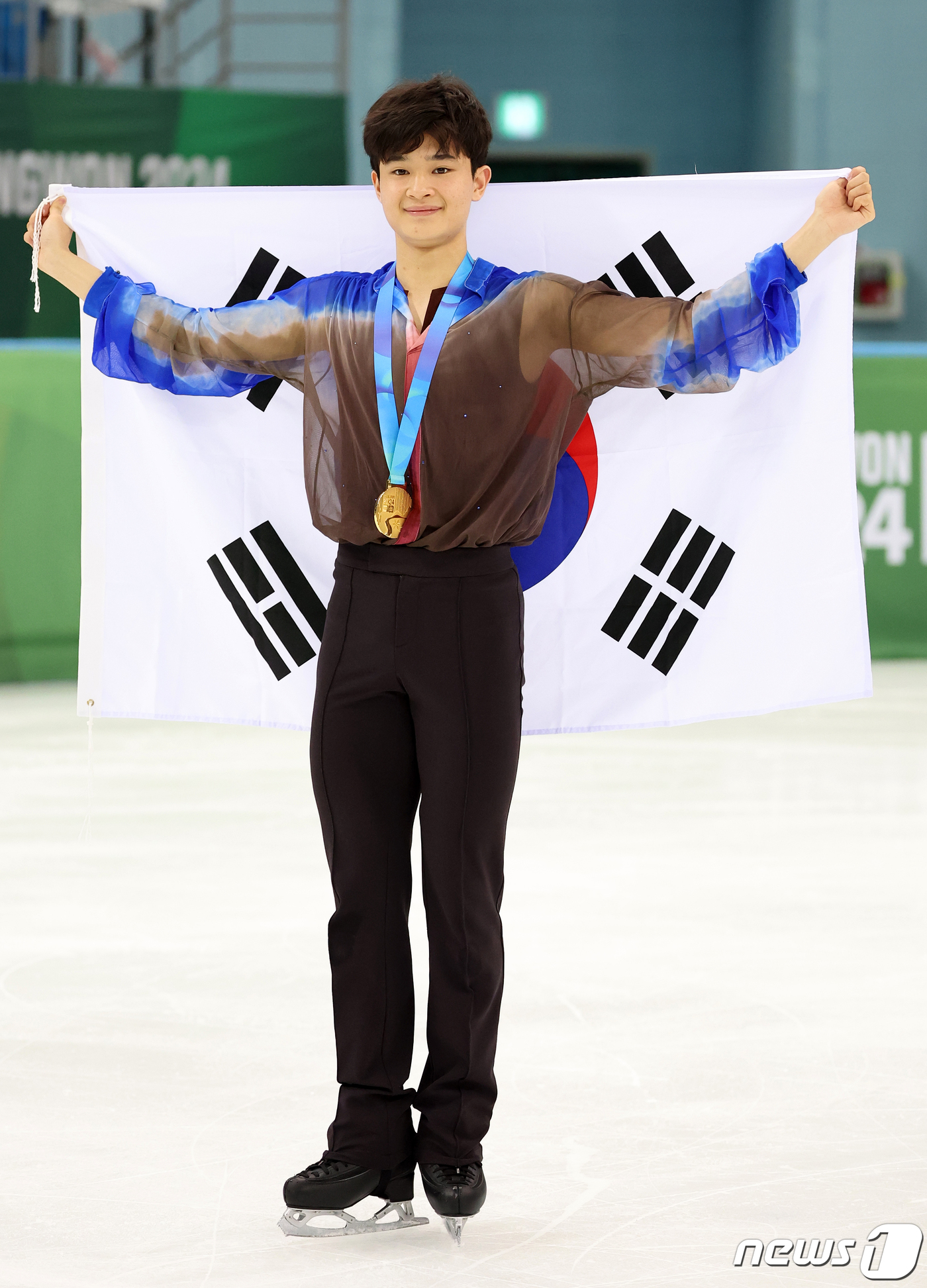 (강릉=뉴스1) 김진환 기자 = 김현겸이 29일 오후 강원 강릉 올림픽파크 강릉아이스아레나에서 열린 2024 강원동계청소년올림픽 피겨 스케이팅 남자 싱글 프리스케이팅 시상식에서 태 …