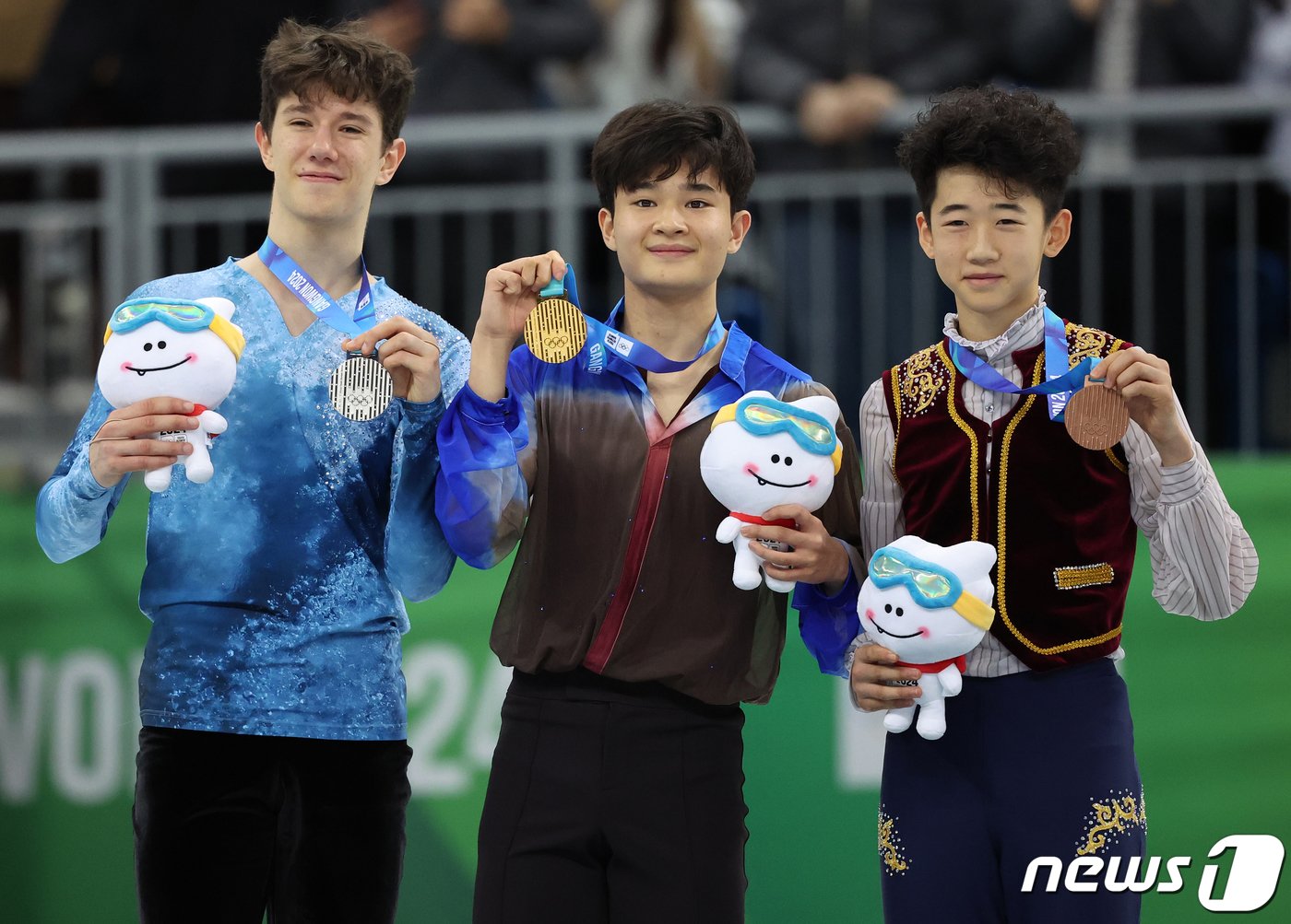 본문 이미지 - 김현겸이 29일 오후 강원 강릉 올림픽파크 강릉아이스아레나에서 열린 2024 강원동계청소년올림픽 피겨 스케이팅 남자 싱글 프리스케이팅 시상식에서 금메달을 차지한 뒤 은, 동메달 수상자들과 함께 기념 촬영을 하고 있다. 김현겸은 이날 프리 스케이팅에서 147.45점을 획득, 종합 점수 216.73점을 얻으며 금메달을 획득했다. 2024.1.29/뉴스1 ⓒ News1 김진환 기자
