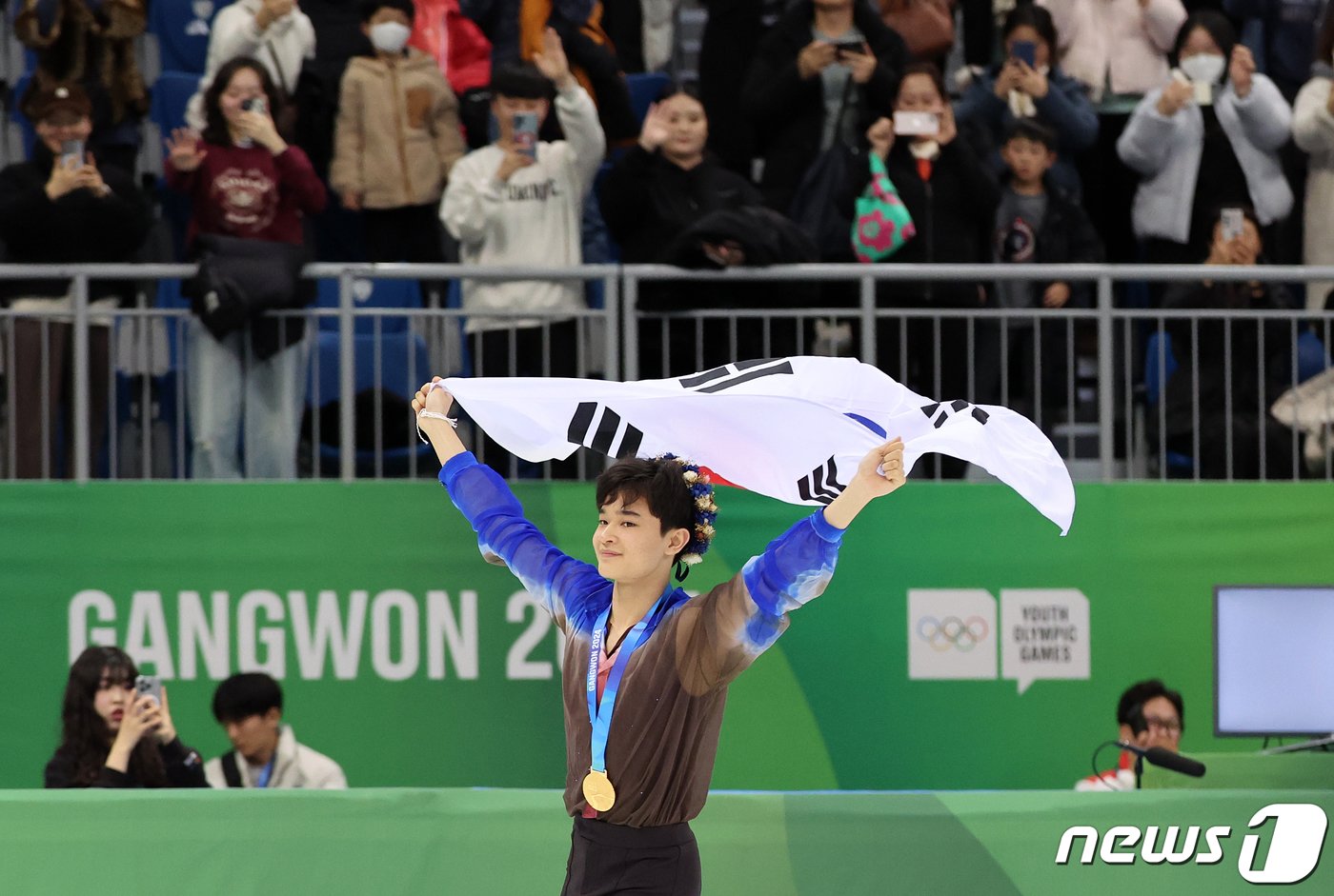 본문 이미지 - 김현겸이 29일 오후 강원 강릉 올림픽파크 강릉아이스아레나에서 열린 2024 강원동계청소년올림픽 피겨 스케이팅 남자 싱글 프리스케이팅 시상식에서 태극기를 흔들며 세리머니를 펼치고 있다. 김현겸은 이날 프리 스케이팅에서 147.45점을 획득, 종합 점수 216.73점을 얻으며 금메달을 획득했다. 2024.1.29/뉴스1 ⓒ News1 김진환 기자