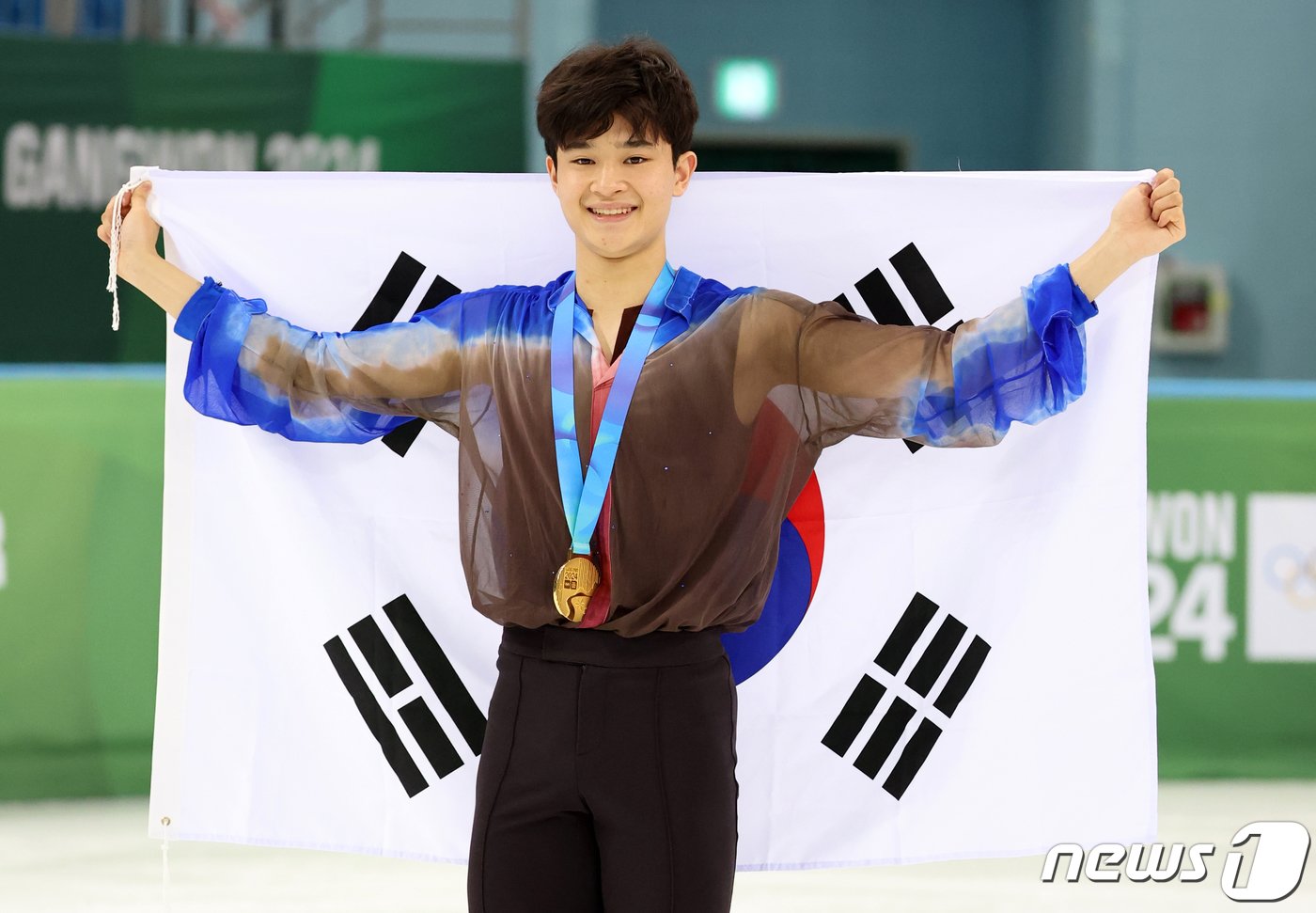 본문 이미지 - 김현겸이 29일 오후 강원 강릉 올림픽파크 강릉아이스아레나에서 열린 2024 강원동계청소년올림픽 피겨 스케이팅 남자 싱글 프리스케이팅 시상식에서 태극기를 들고 포즈를 취하고 있다. 김현겸은 이날 프리 스케이팅에서 147.45점을 획득, 종합 점수 216.73점을 얻으며 금메달을 획득했다. 2024.1.29/뉴스1 ⓒ News1 김진환 기자