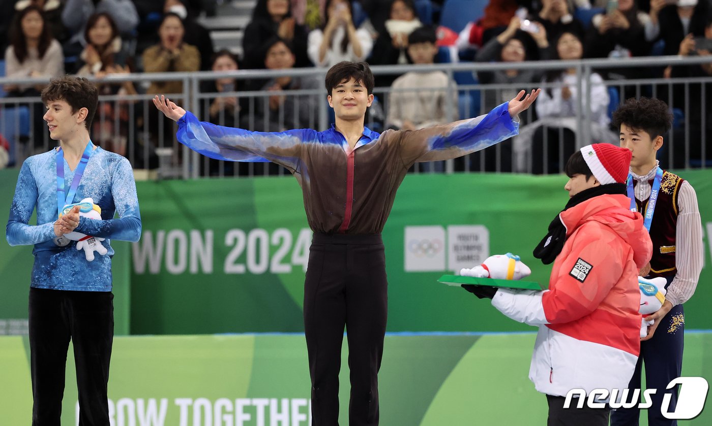 본문 이미지 - 김현겸이 29일 오후 강원 강릉 올림픽파크 강릉아이스아레나에서 열린 2024 강원동계청소년올림픽 피겨 스케이팅 남자 싱글 프리스케이팅 시상식에서 단상에 오르고 있다. 김현겸은 이날 프리 스케이팅에서 147.45점을 획득, 종합 점수 216.73점을 얻으며 금메달을 획득했다. 2024.1.29/뉴스1 ⓒ News1 김진환 기자