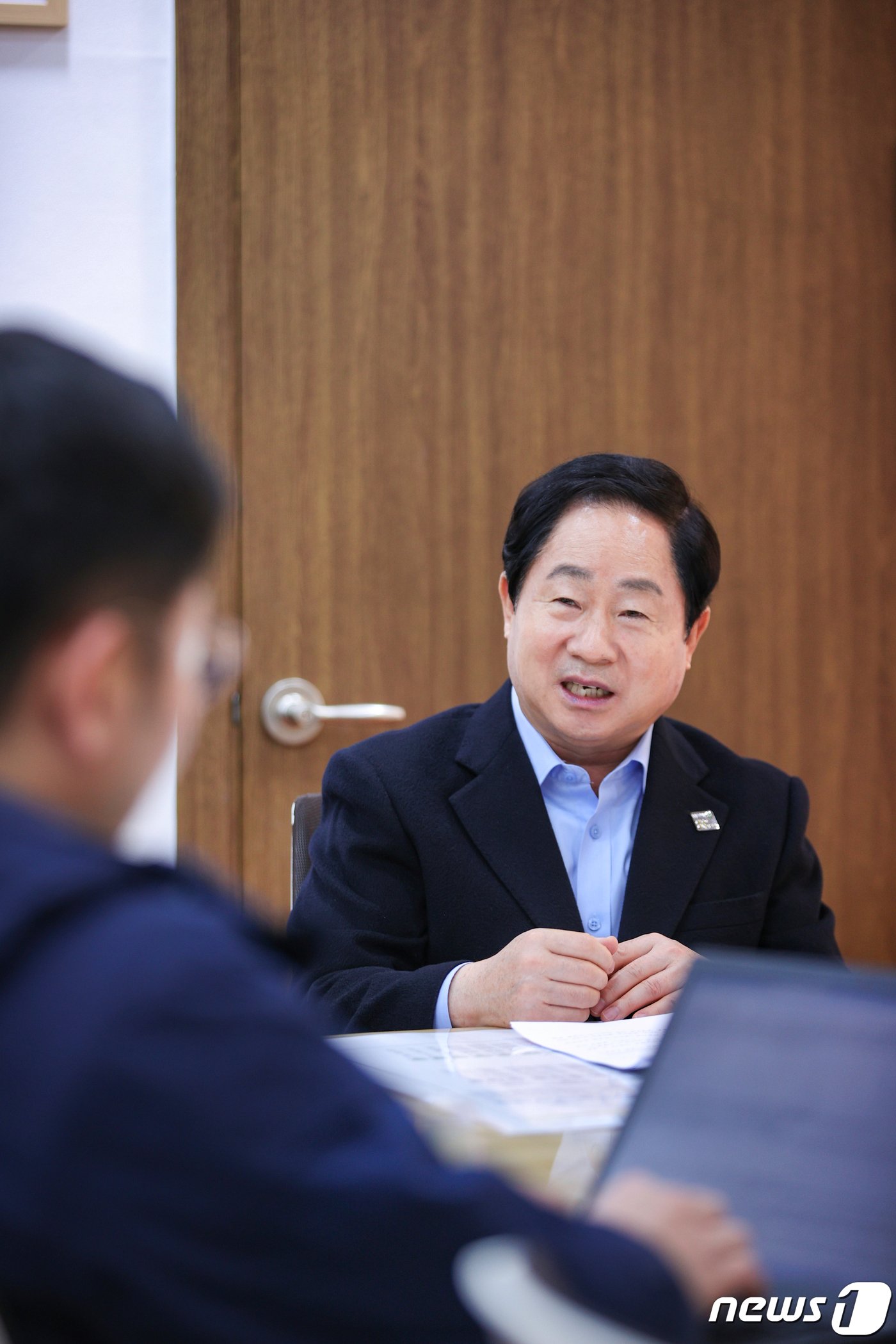 본문 이미지 - 주광덕 남양주시장이 뉴스1 기자와 인터뷰하는 모습.