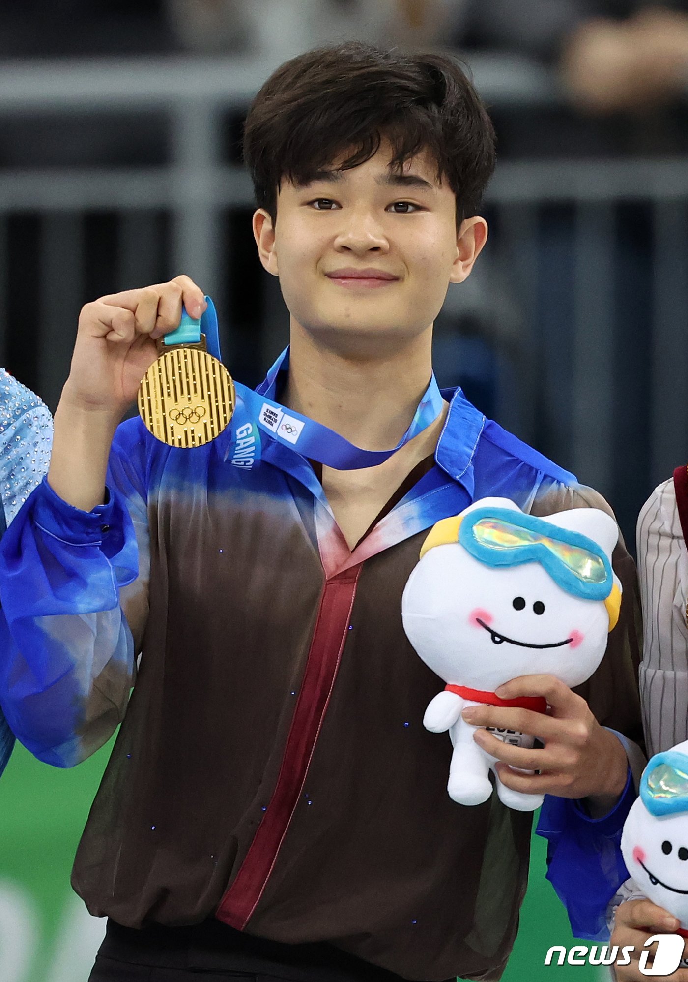 본문 이미지 - 김현겸이 29일 오후 강원 강릉 올림픽파크 강릉아이스아레나에서 열린 2024 강원동계청소년올림픽 피겨 스케이팅 남자 싱글 프리스케이팅 시상식에서 금메달을 차지한 뒤 기념 촬영을 하고 있다. 김현겸은 이날 프리 스케이팅에서 147.45점을 획득, 종합 점수 216.73점을 얻으며 금메달을 획득했다. 2024.1.29/뉴스1 ⓒ News1 김진환 기자