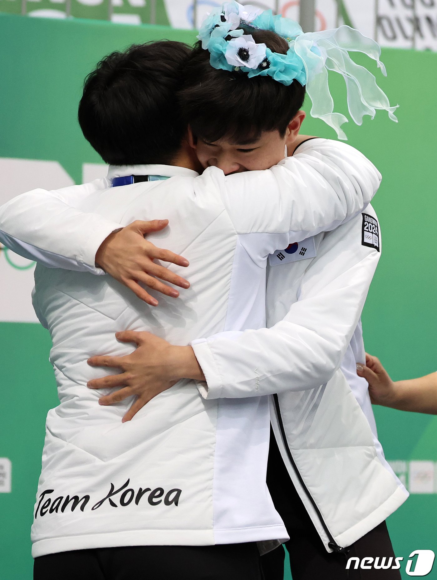 본문 이미지 - 김현겸이 29일 오후 강원 강릉 올림픽파크 강릉아이스아레나에서 열린 2024 강원동계청소년올림픽 피겨 스케이팅 남자 싱글 프리스케이팅 경기에 출전해 연기를 마친 뒤 코칭스테프와 포옹을 나누고 있다. 김현겸은 이날 프리 스케이팅에서 147.45점을 획득, 종합 점수 216.73점을 얻어 금메달을 획득했다. 2024.1.29/뉴스1 ⓒ News1 김진환 기자
