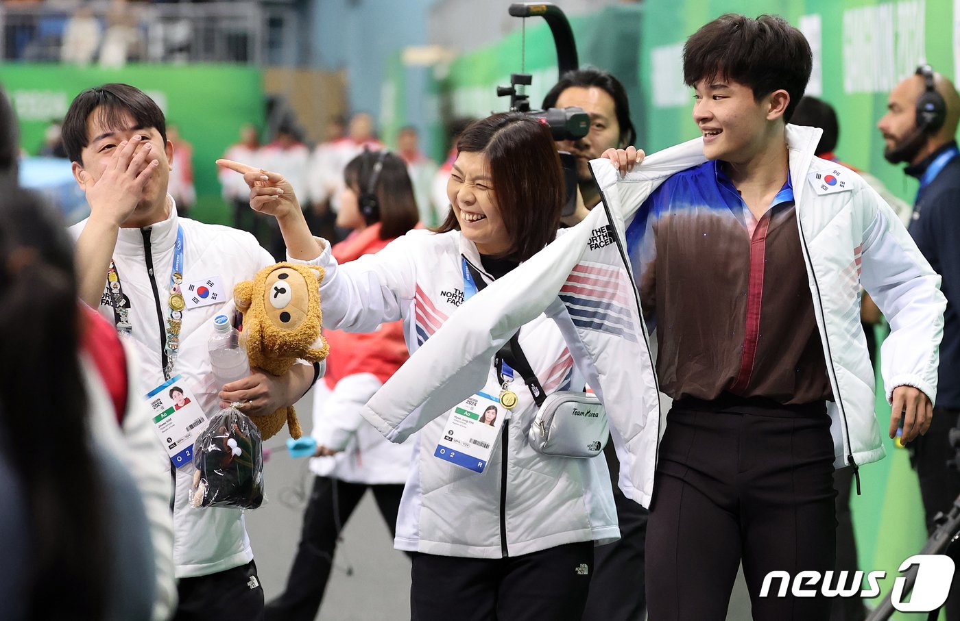 본문 이미지 - 김진서 코치(왼쪽)가 29일 오후 강원 강릉 올림픽파크 강릉아이스아레나에서 열린 2024 강원동계청소년올림픽 피겨 스케이팅 남자 싱글 프리스케이팅 경기에서 김현겸이 연기를 마친 뒤 눈물을 닦고 있다. 김현겸은 이날 프리 스케이팅에서 147.45점을 획득, 종합 점수 216.73점을 얻어 금메달을 획득했다. 2024.1.29/뉴스1 ⓒ News1 김진환 기자