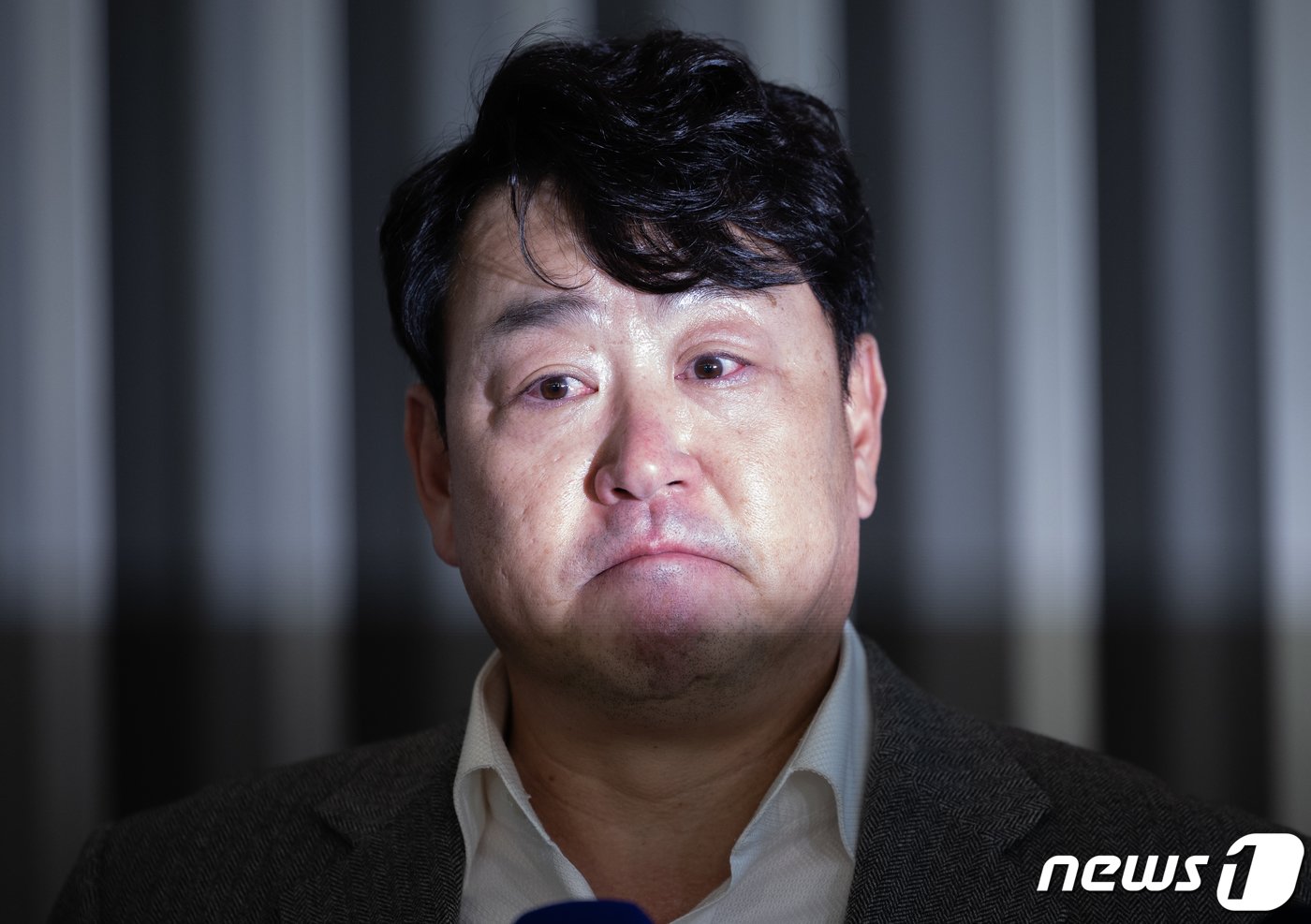 진갑용 KIA 타이거즈 감독 대행이 29일 오후 호주 캔버리에서 전지훈련을 하기 위해 인천국제공항에서 출국하기 전 취재진 질문에 딥변하고 있다. KIA는 지난 28일 김종국 감독의 직무를 정지했다고 밝혔다. 김 감독이 검찰 수사를 받고 있어 정상적으로 직무를 수행할 수 없다는 판단에서다. 김 감독은 오는 30일 구속 전 피의자 심문&#40;영장심사&#41;을 받는다. 2024.1.29/뉴스1 ⓒ News1 이재명 기자