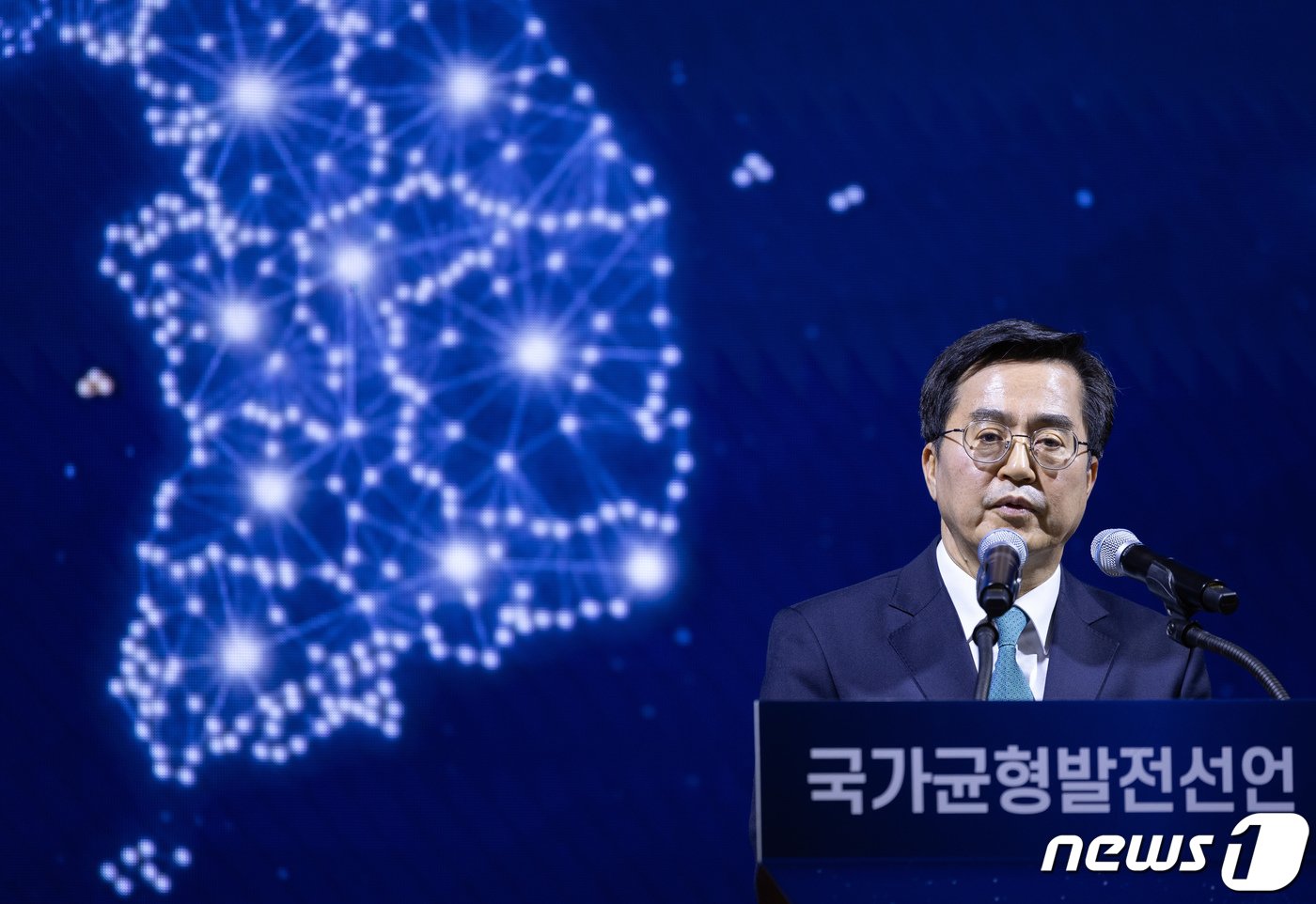 본문 이미지 - 김동영 경기도지사가 29일 오후 경기 고양시 일산서구 킨텍스에서 열린 ‘균형발전 2.0 시대를 향해’ 국가균형발전선언 20주년 기념식에서 축사를 하고 있다. 2024.1.29/뉴스1 ⓒ News1 이재명 기자
