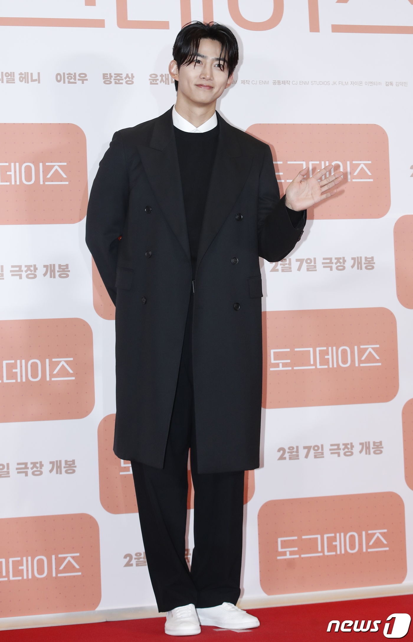 (서울=뉴스1) 권현진 기자 = 2PM 옥택연이 29일 서울 용산구 CGV용산아이파트몰에서 열린 영화 '도그데이즈‘(감독 김덕민) VIP시사회에서 포즈를 취하고 있다.'도그데이즈' …