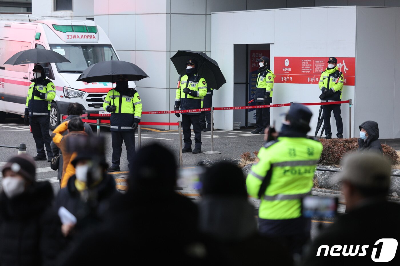 본문 이미지 - 3일 오전 괴한의 흉기에 찔린 이재명 더불어민주당 대표가 입원 중인 서울 종로구 서울대병원 응급의료센터 앞에 경찰이 배치되어 있다. 이 대표는 지난 2일 부산 가덕도 신공항 부지 방문 일정을 소화하던 중 피격 당했으며 서울대병원으로 이송됐다. 2024.1.3/뉴스1 ⓒ News1 신웅수 기자