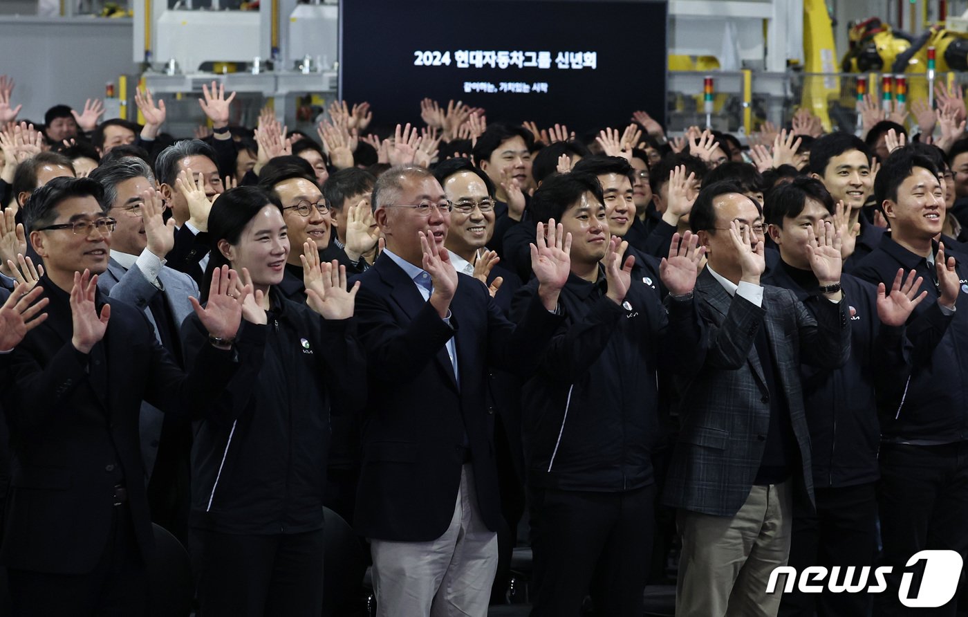 정의선 현대자동차그룹 회장이 3일 오전 경기 광명시 기아오토랜드 광명공장에서 열린 2024 현대차그룹 신년회에서 임직원들과 인사 나누고 있다. 2024.1.3/뉴스1 ⓒ News1 구윤성 기자