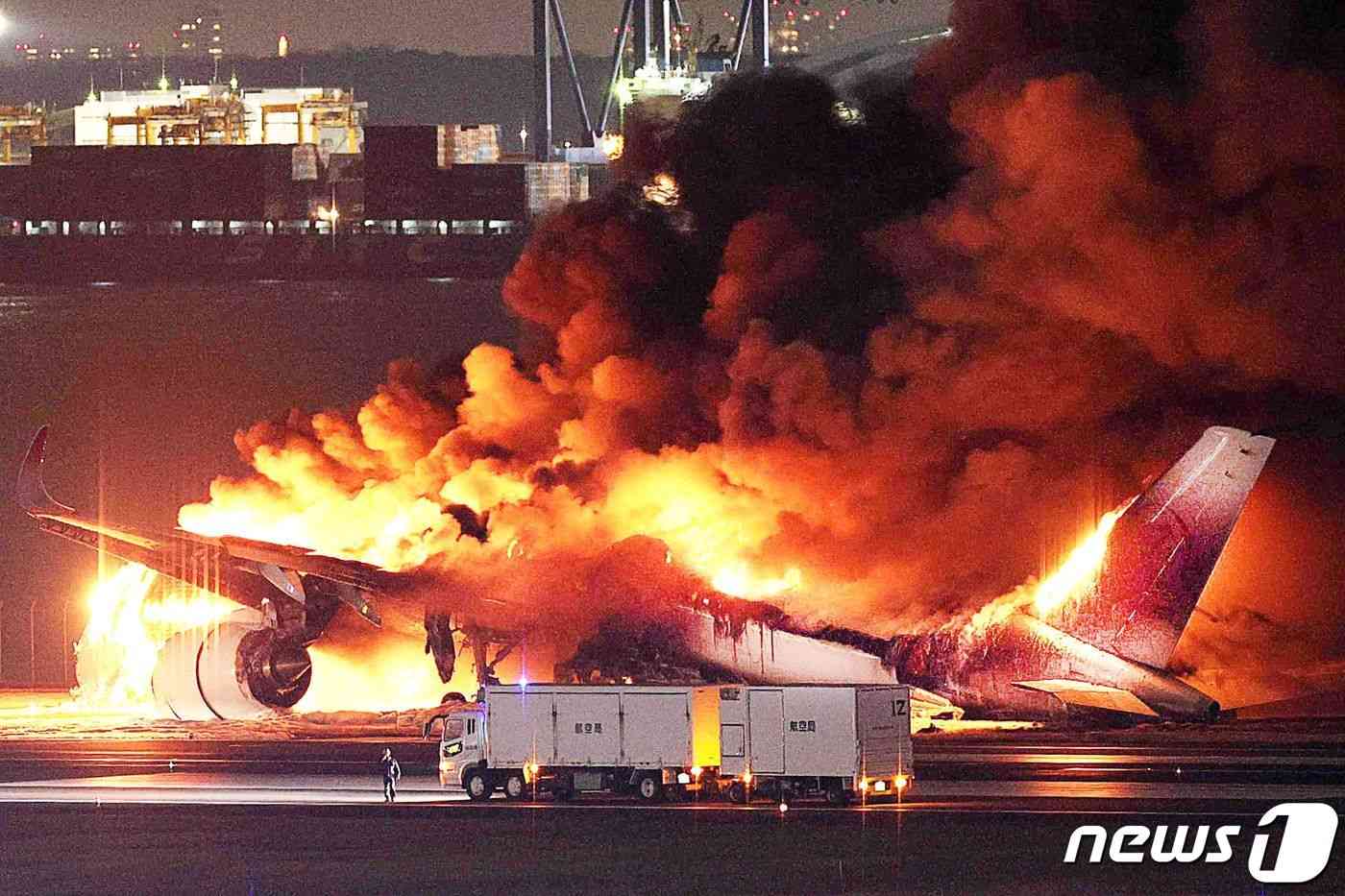 2일 (현지시간) 일본 도쿄 하네다 공항에서 착륙 직후 활주로를 달리던 JAL 여객기가 해상 보안청 항공기와 충돌해 불길에 휩싸인 모습이 보인다. 2023.1.3 © AFP=뉴스1 © News1 우동명 기자