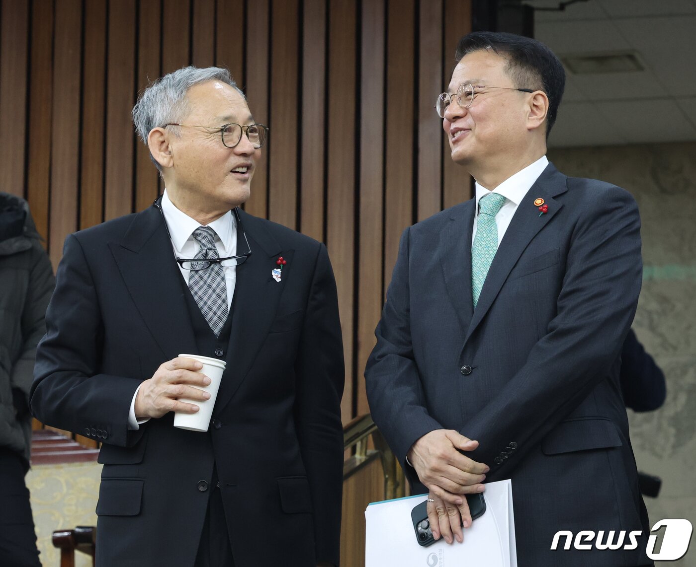 본문 이미지 - 유인촌 문화체육관광부 장관과 방기선 국무조정실장이 3일 서울 여의도 국회에서 열린 2024년 경제정책방향 당정협의회에서 대화를 하고 있다. 2024.1.3/뉴스1 ⓒ News1 송원영 기자