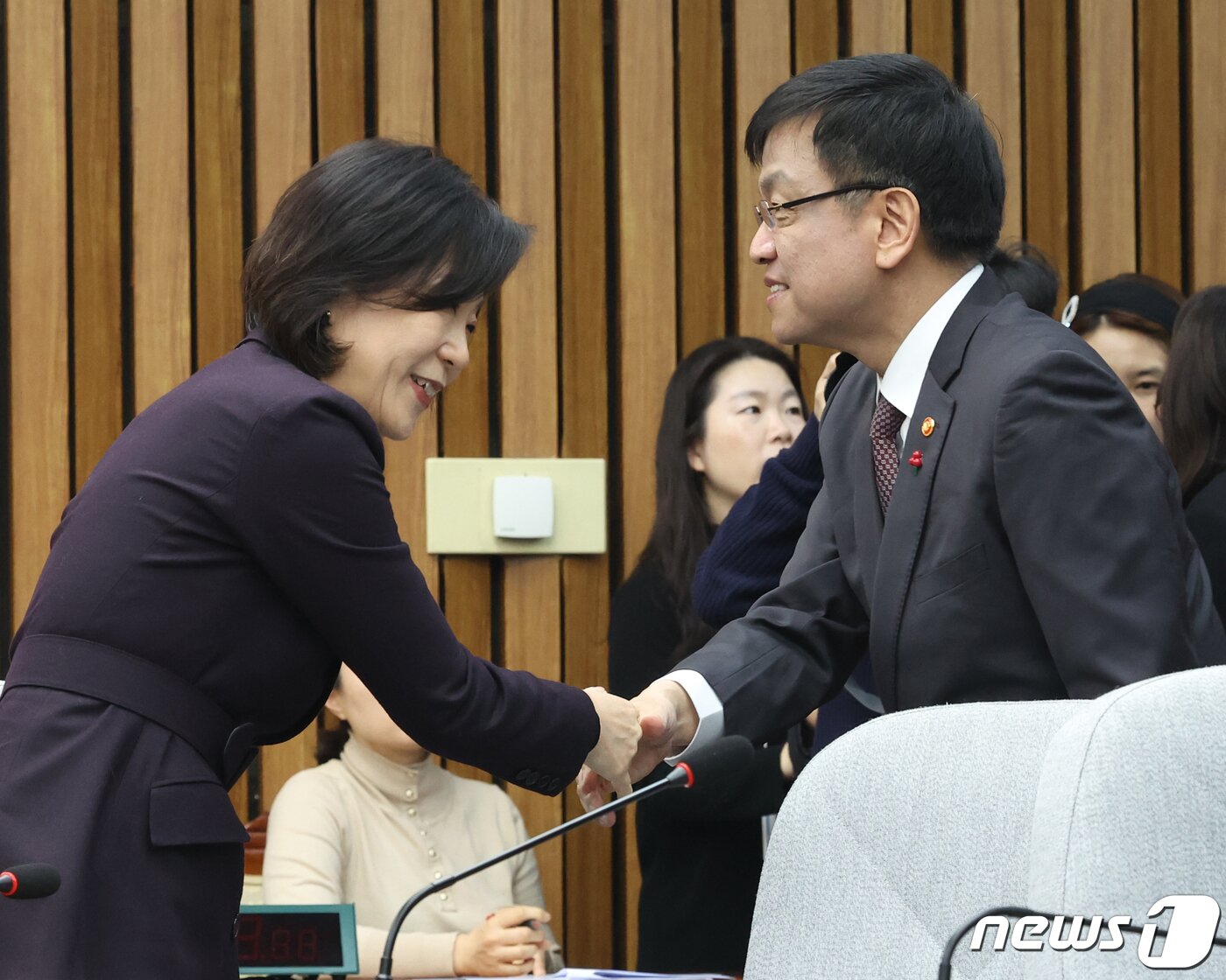 본문 이미지 - 최상목 경제부총리 겸 기획재정부 장관과 오영주 중소벤처기업부 장관이 3일 서울 여의도 국회에서 열린 2024년 경제정책방향 당정협의회에서 인사를 나누고 있다. 2024.1.3/뉴스1 ⓒ News1 송원영 기자