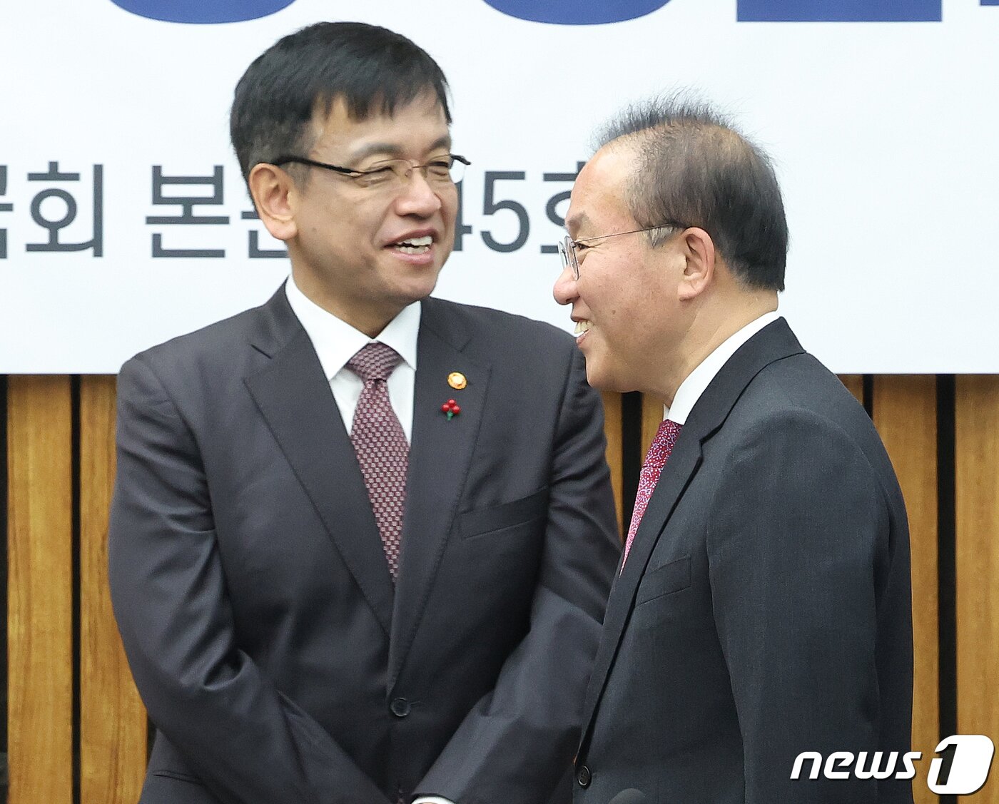 본문 이미지 - 윤재옥 국민의힘 원내대표와 최상목 경제부총리겸 기획재정부 장관이 3일 서울 여의도 국회에서 열린 2024년 경제정책방향 당정협의회에 참석하고 있다. 2024.1.3/뉴스1 ⓒ News1 송원영 기자