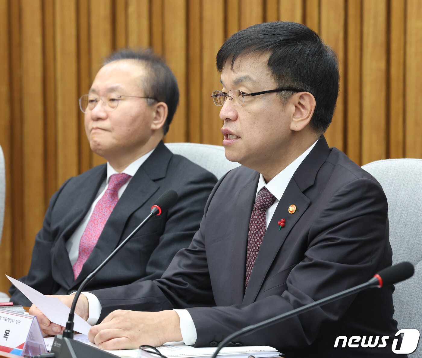 본문 이미지 - 최상목 경제부총리 겸 기획재정부 장관이 3일 서울 여의도 국회에서 열린 2024년 경제정책방향 당정협의회에서 발언을 하고 있다. 2024.1.3/뉴스1 ⓒ News1 송원영 기자