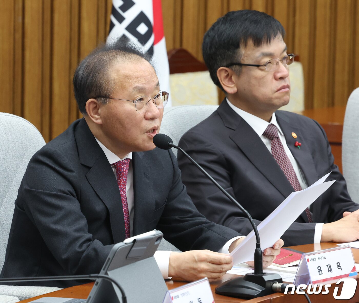 본문 이미지 - 윤재옥 국민의힘 원내대표가 3일 서울 여의도 국회에서 열린 2024년 경제정책방향 당정협의회에서 발언을 하고 있다. 2024.1.3/뉴스1 ⓒ News1 송원영 기자