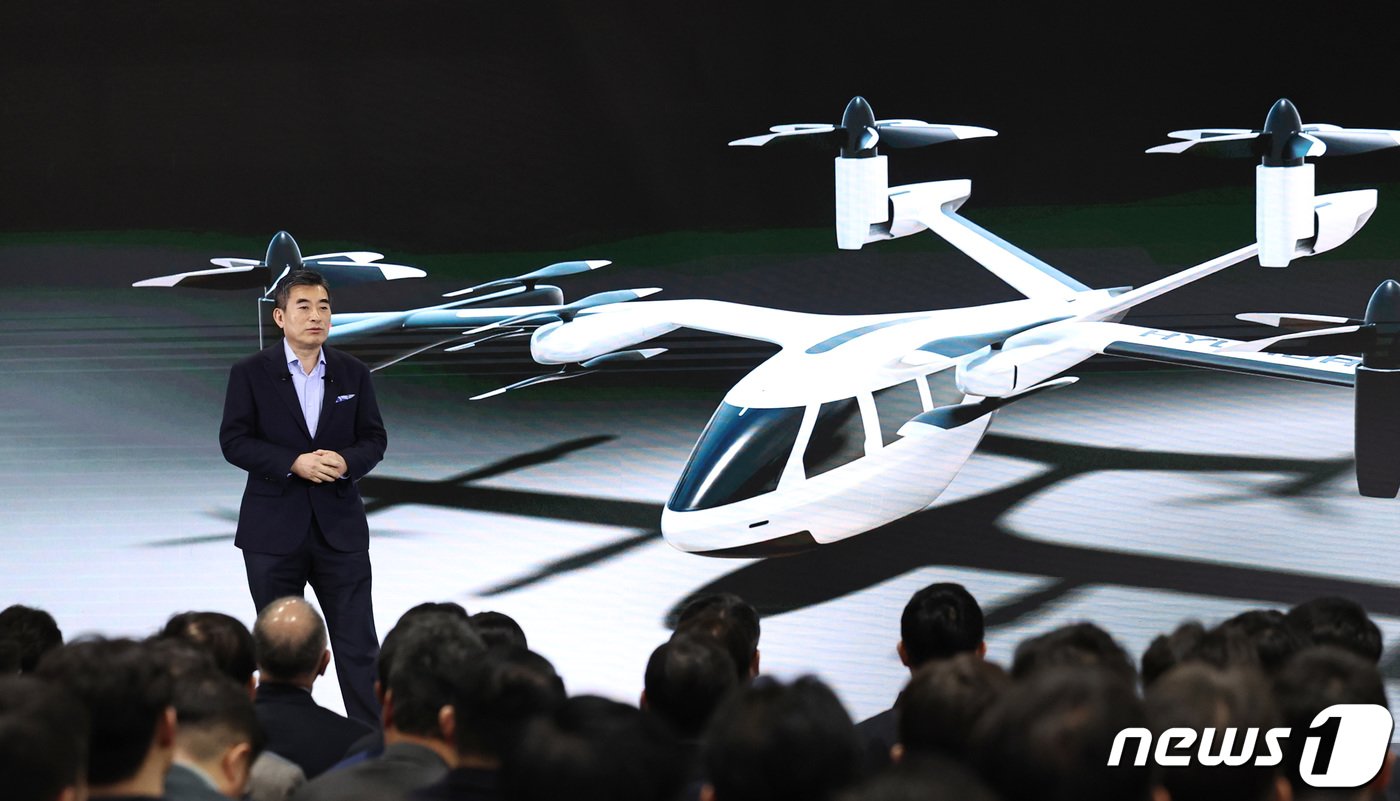 본문 이미지 - 현대자동차 그룹 AAM(미래항공모빌리티)본부장인 신재원 사장이 3일 오전 경기 광명시 기아오토랜드 광명공장에서 열린 2024 현대차그룹 신년회에서 AAM 중장기 계획을 발표하고 있다. 2024.1.3/뉴스1 ⓒ News1 구윤성 기자