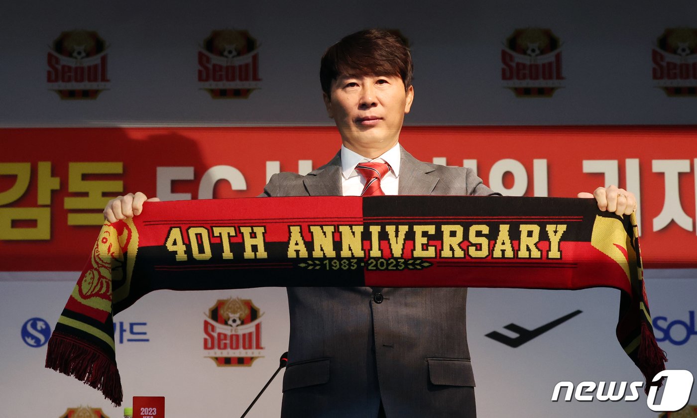 본문 이미지 - 김기동 FC서울 감독이 3일 오전 서울 마포구 상암월드컵경기장에서 열린 취임 기자회견에서 머플러를 들고 기념촬영을 하고 있다. 2024.1.3/뉴스1 ⓒ News1 김명섭 기자