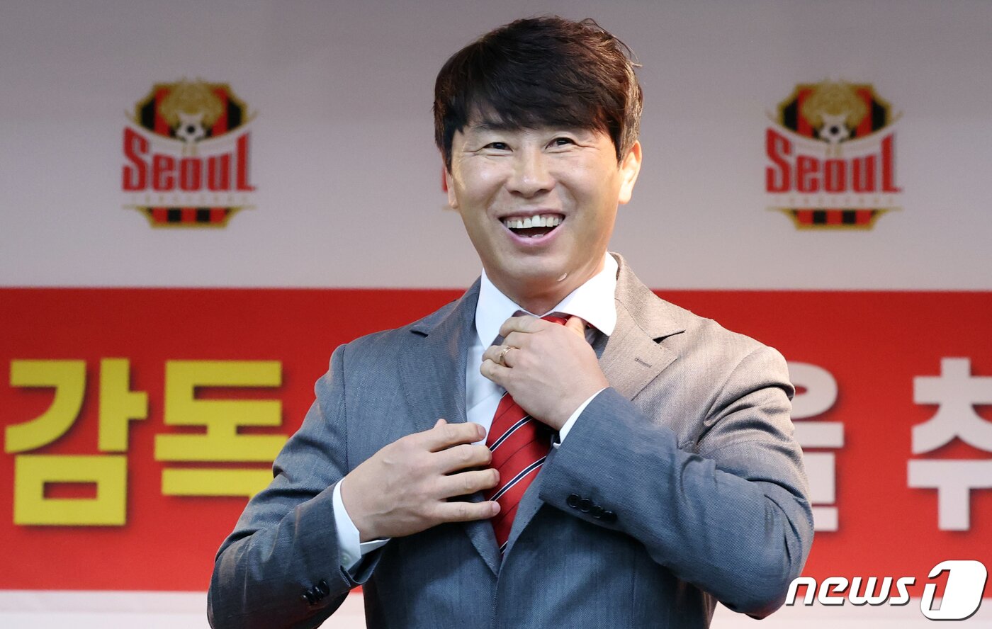 본문 이미지 - 김기동 FC서울 감독이 3일 오전 서울 마포구 상암월드컵경기장에서 열린 취임 기자회견에서 넥타이를 메고 있다. 2024.1.3/뉴스1 ⓒ News1 김명섭 기자