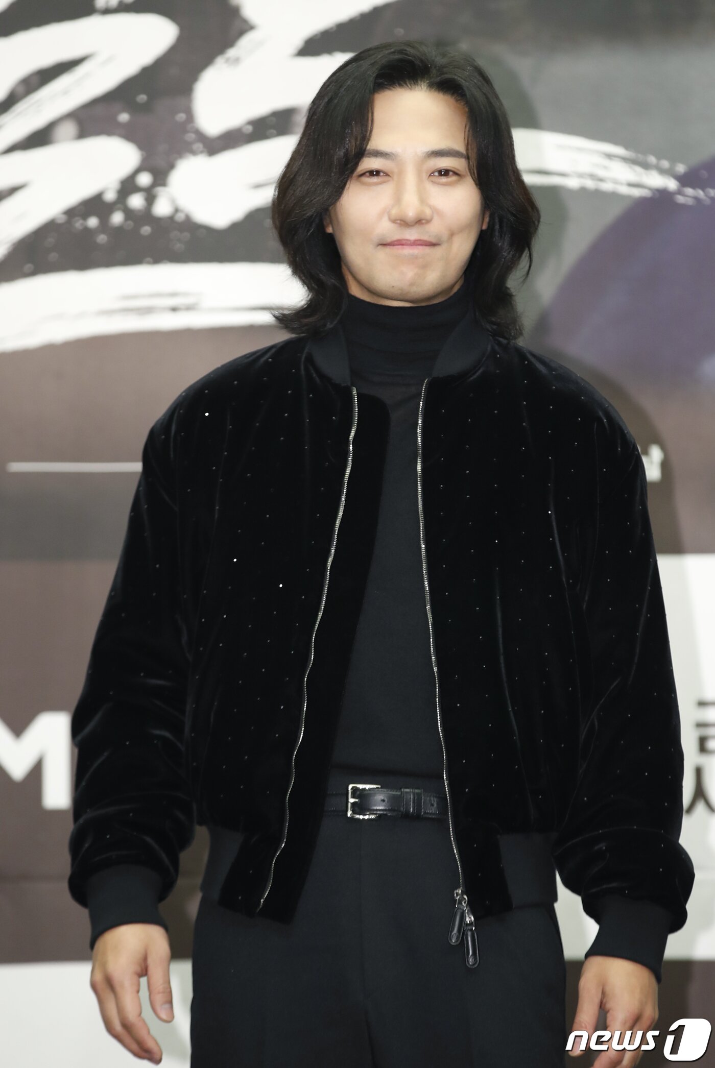 본문 이미지 - 배우 진구가 3일 오전 서울 마포구 상암동 스탠포드호텔에서 열린 MBN 새 예능 프로그램 '더 와일드' 제작발표회에서 포즈를 취하고 있다. 2024.1.3/뉴스1 ⓒ News1 권현진 기자