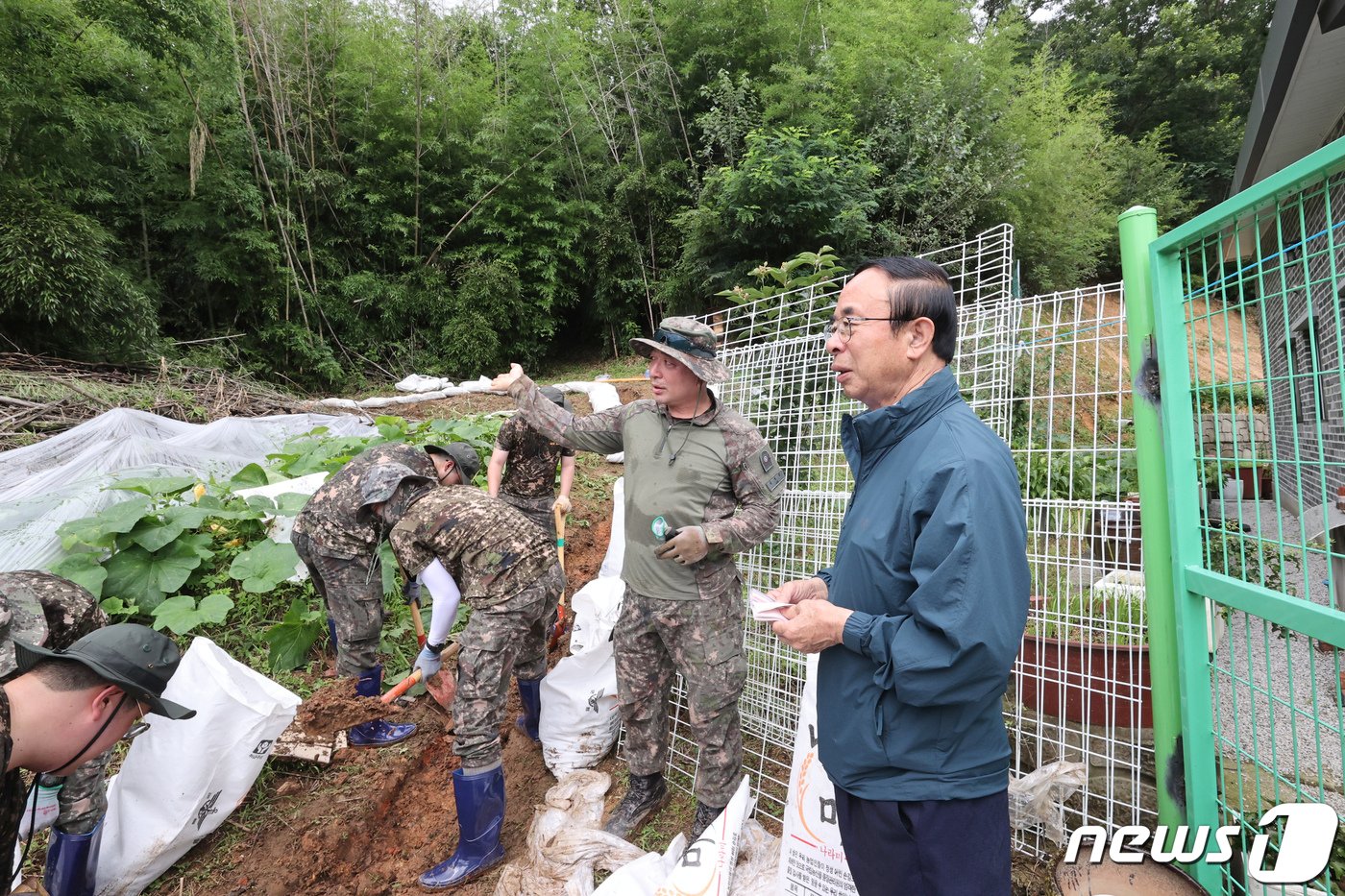 육군 제35사단이 전북 임실군에 둥지를 튼 지 10주년을 맞아 지자체와 군부대 간 상생협력이 주목받고 있다. 심민 군수&#40;오른쪽&#41;가 봉사활동을 하고 있는 장병들을 격려하고 있다.&#40;임실군제공&#41;2024.1.3/뉴스1