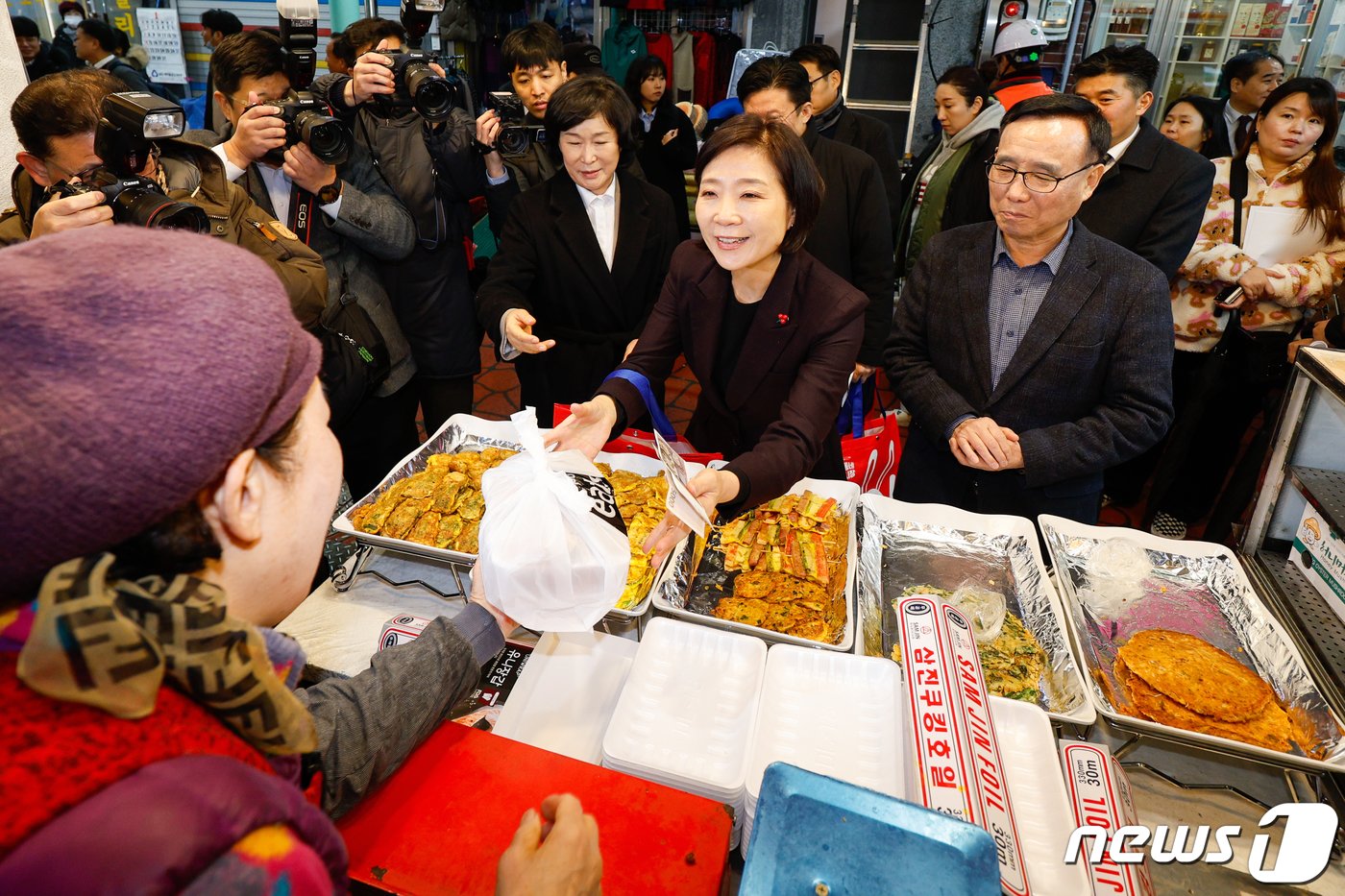 오영주 중소벤처기업부 장관이 소상공인·전통시장 협·단체 현장간담회를 위해 서울 용산용문시장을 찾아 전을 구입하고 있다. /뉴스1 ⓒ News1 안은나 기자