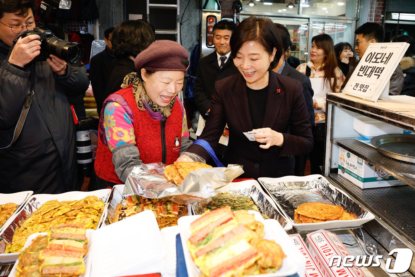 오영주 중소벤처기업부 장관이 소상공인·전통시장 협·단체 현장간담회를 위해 서울 용산용문시장을 찾아 전을 구입하고 있다. /뉴스1 ⓒ News1 안은나 기자