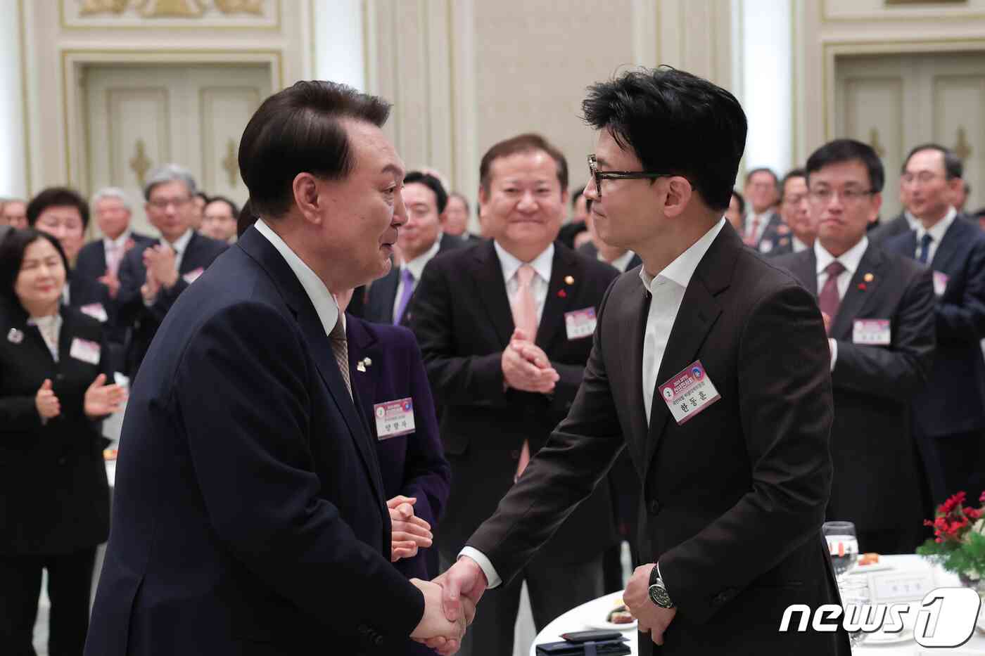 윤석열 대통령이 청와대 영빈관에서 열린 2024년 신년인사회에서 한동훈 국민의힘 비상대책위원장과 악수하고 있다. (대통령실 제공) 2024.1.3/뉴스1 © News1 오대일 기자