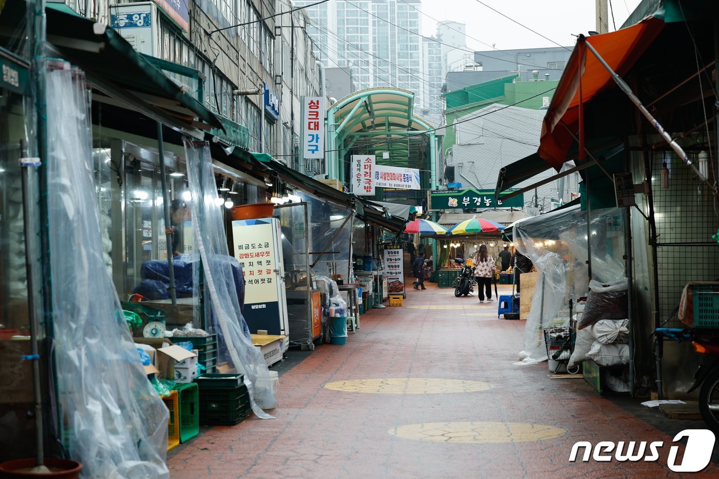 서울의 한 시장에서 시민이 발걸음을 옮기고 있다. /뉴스1 ⓒ News1 안은나 기자