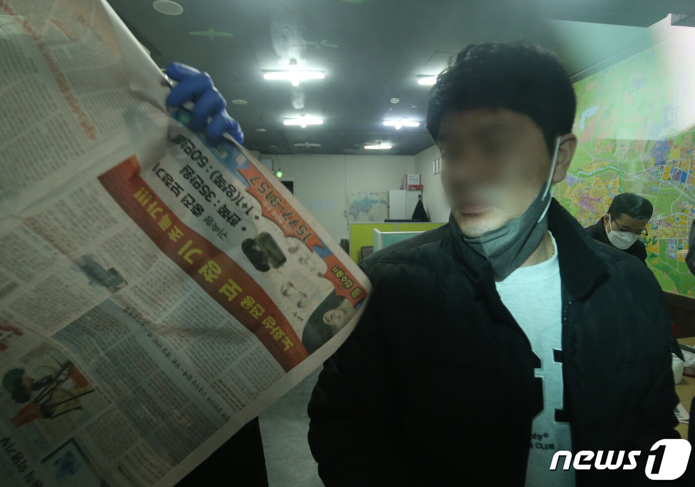 본문 이미지 - 경찰이 3일 이재명 더불어민주당 대표에게 흉기를 휘두른 김모씨가 운영하는 충남 아산 배방읍 부동산 사무실에 대한 압수수색을 진행하고 있다. 경찰은 이날 김씨의 주거지와 부동산 사무실에 대해 동시 압수수색을 진행했다. 2024.1.3/뉴스1 ⓒ News1 김기태 기자