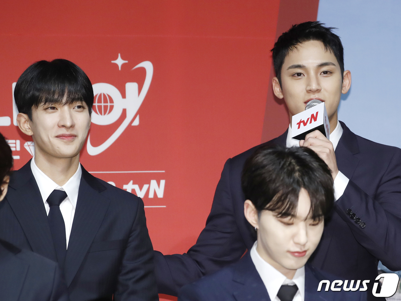 (서울=뉴스1) 권현진 기자 = 그룹 세븐틴(Seventeen)의 민규(오른쪽)가 3일 서울 강남구 엘리에나호텔에서 열린 tvN 예능 '나나투어 with 세븐틴' 제작발표회에서 ' …