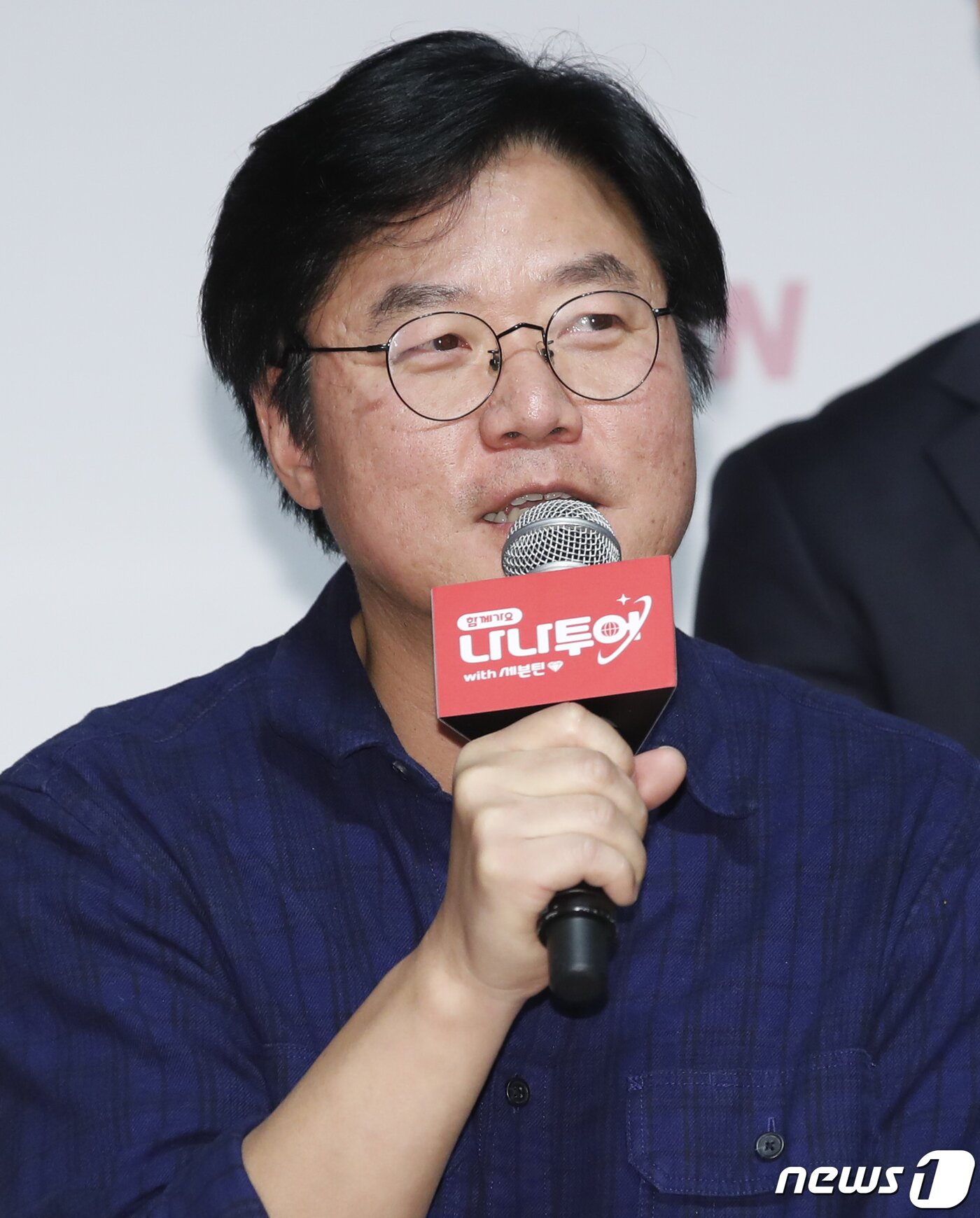 본문 이미지 - 나영석 PD가 3일 서울 강남구 엘리에나호텔에서 열린 tvN 예능 '나나투어 with 세븐틴' 제작발표회에서 인사말을 하고 있다. '나나투어 with 세븐틴'(연출 나영석 신효정 장은정)은 가이드로 재취업한 여행 예능 20년 차 베테랑 'NA이드' 나영석 PD와 이탈리아의 여름으로 떠난 데뷔 10년 차 세븐틴의 찐한 우정 여행기를 담은 프로그램이다. 2024.1.3/뉴스1 ⓒ News1 권현진 기자