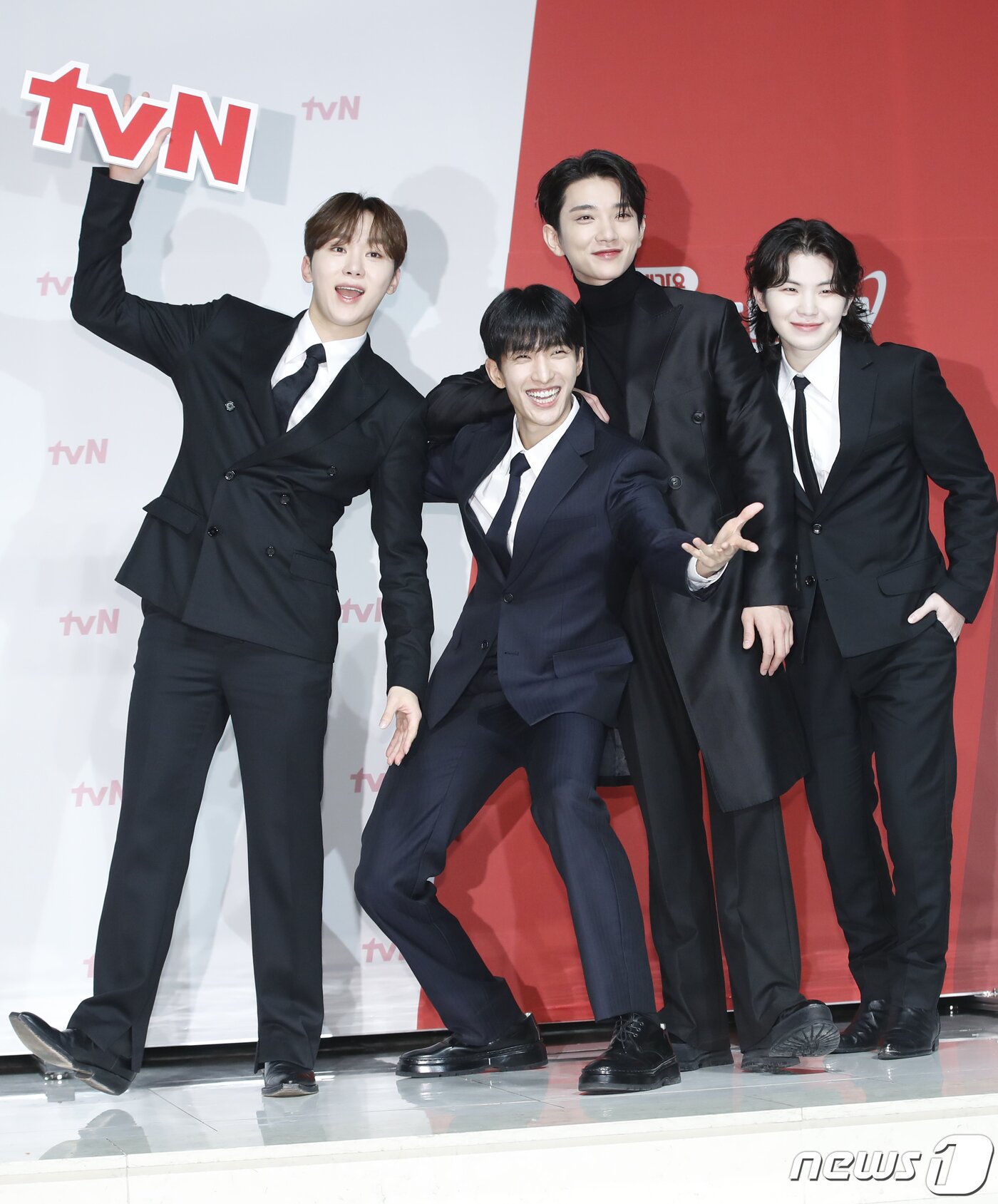 본문 이미지 - 그룹 세븐틴(Seventeen)의 보컬유닛 승관(왼쪽부터), 도겸, 조슈아, 우지가 3일 서울 강남구 엘리에나호텔에서 열린 tvN 예능 '나나투어 with 세븐틴' 제작발표회에서 포즈를 취하고 있다. '나나투어 with 세븐틴'(연출 나영석 신효정 장은정)은 가이드로 재취업한 여행 예능 20년 차 베테랑 'NA이드' 나영석 PD와 이탈리아의 여름으로 떠난 데뷔 10년 차 세븐틴의 찐한 우정 여행기를 담은 프로그램이다. 2024.1.3/뉴스1 ⓒ News1 권현진 기자