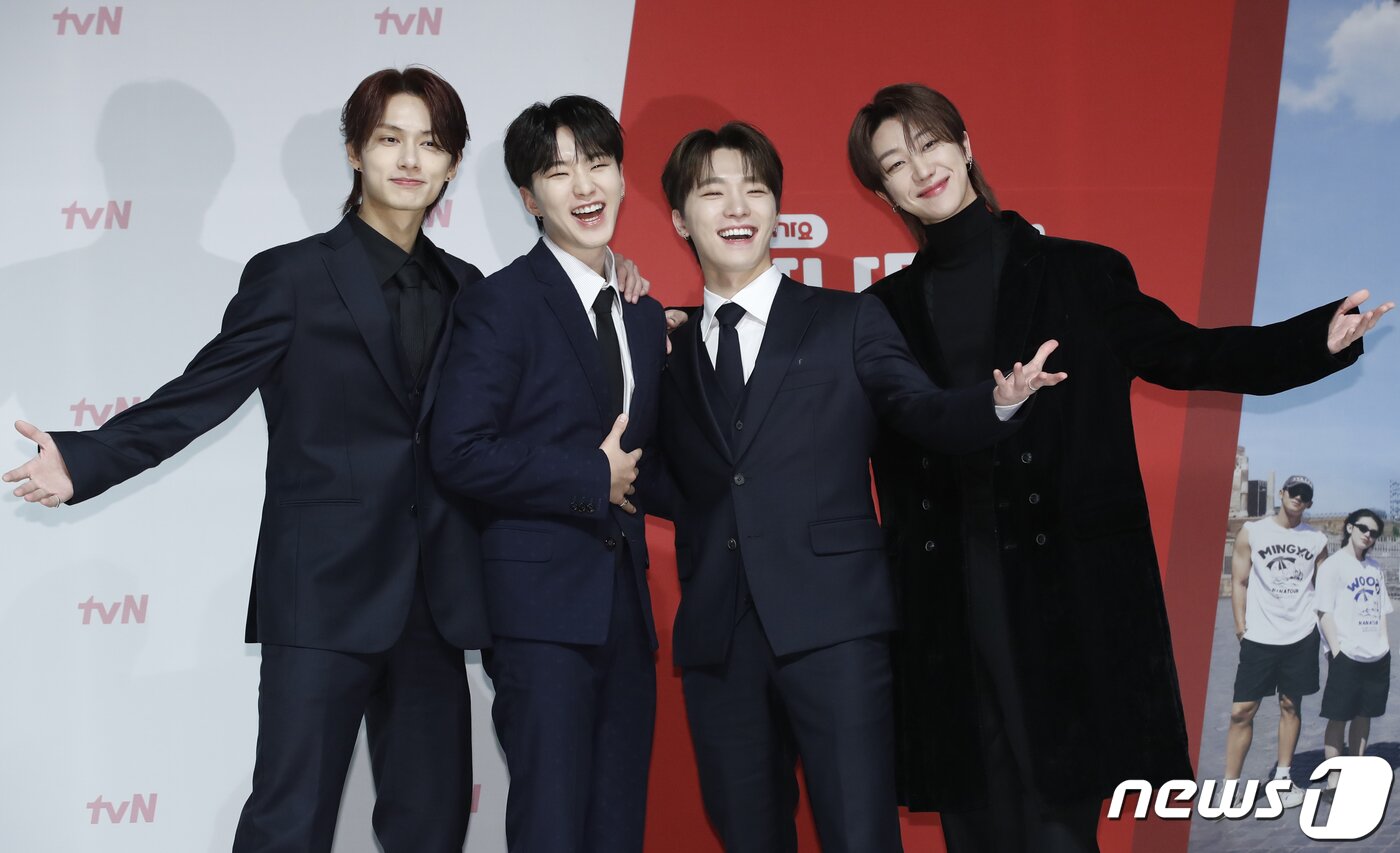 본문 이미지 - 그룹 세븐틴(Seventeen)의 퍼포먼스 유닛 준(왼쪽부터), 호시, 디노, 디에잇이 3일 서울 강남구 엘리에나호텔에서 열린 tvN 예능 '나나투어 with 세븐틴' 제작발표회에서 포즈를 취하고 있다. '나나투어 with 세븐틴'(연출 나영석 신효정 장은정)은 가이드로 재취업한 여행 예능 20년 차 베테랑 'NA이드' 나영석 PD와 이탈리아의 여름으로 떠난 데뷔 10년 차 세븐틴의 찐한 우정 여행기를 담은 프로그램이다. 2024.1.3./뉴스1 ⓒ News1 권현진 기자