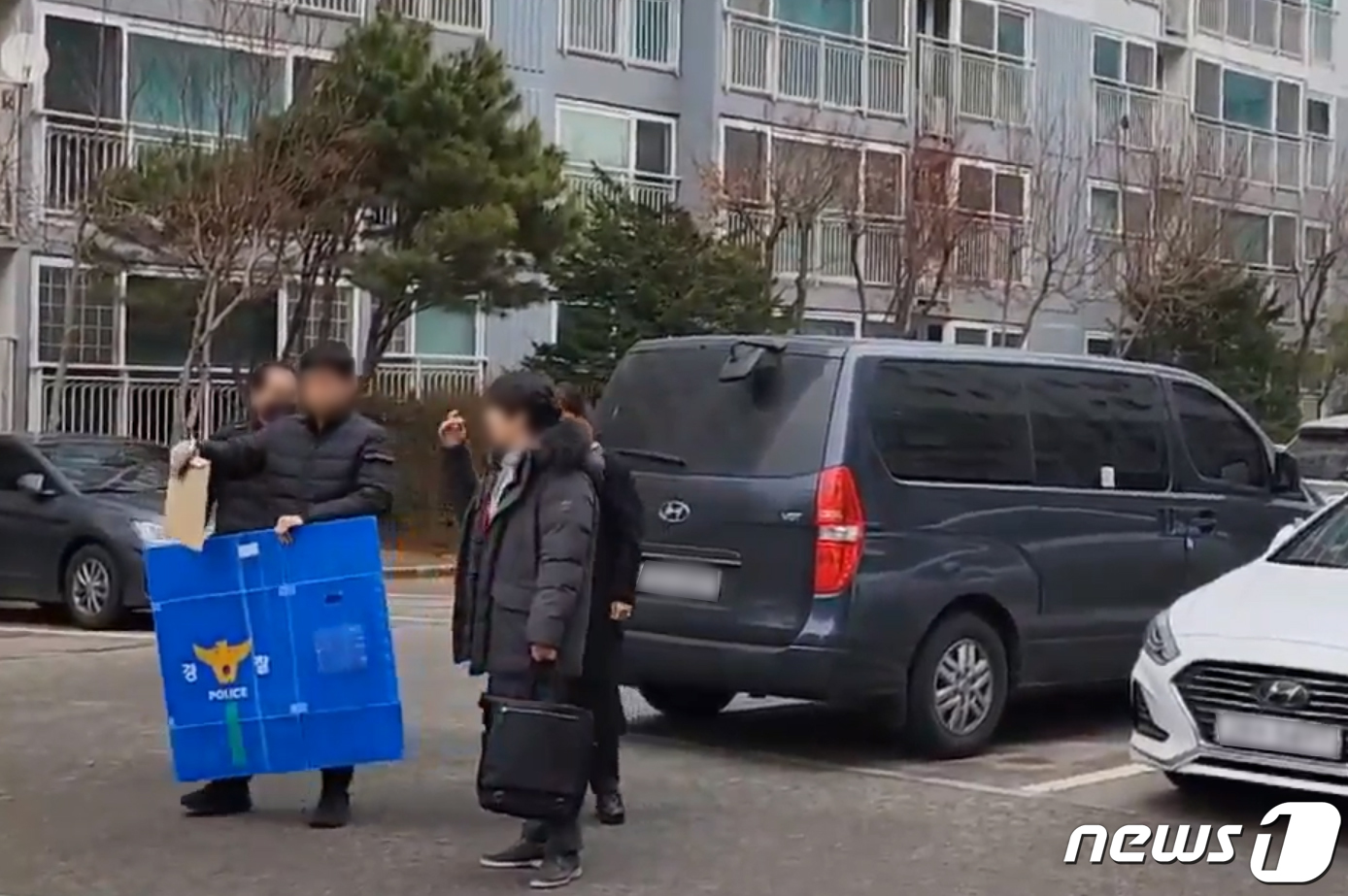 (아산=뉴스1) 이시우 기자 = 경찰이 3일 이재명 더불어민주당 대표에게 흉기를 휘두른 김 모씨의 충남 아산 배방읍 자택을 압수수색 하기 위해 이동하고 있다. 2024.1.3/뉴스 …