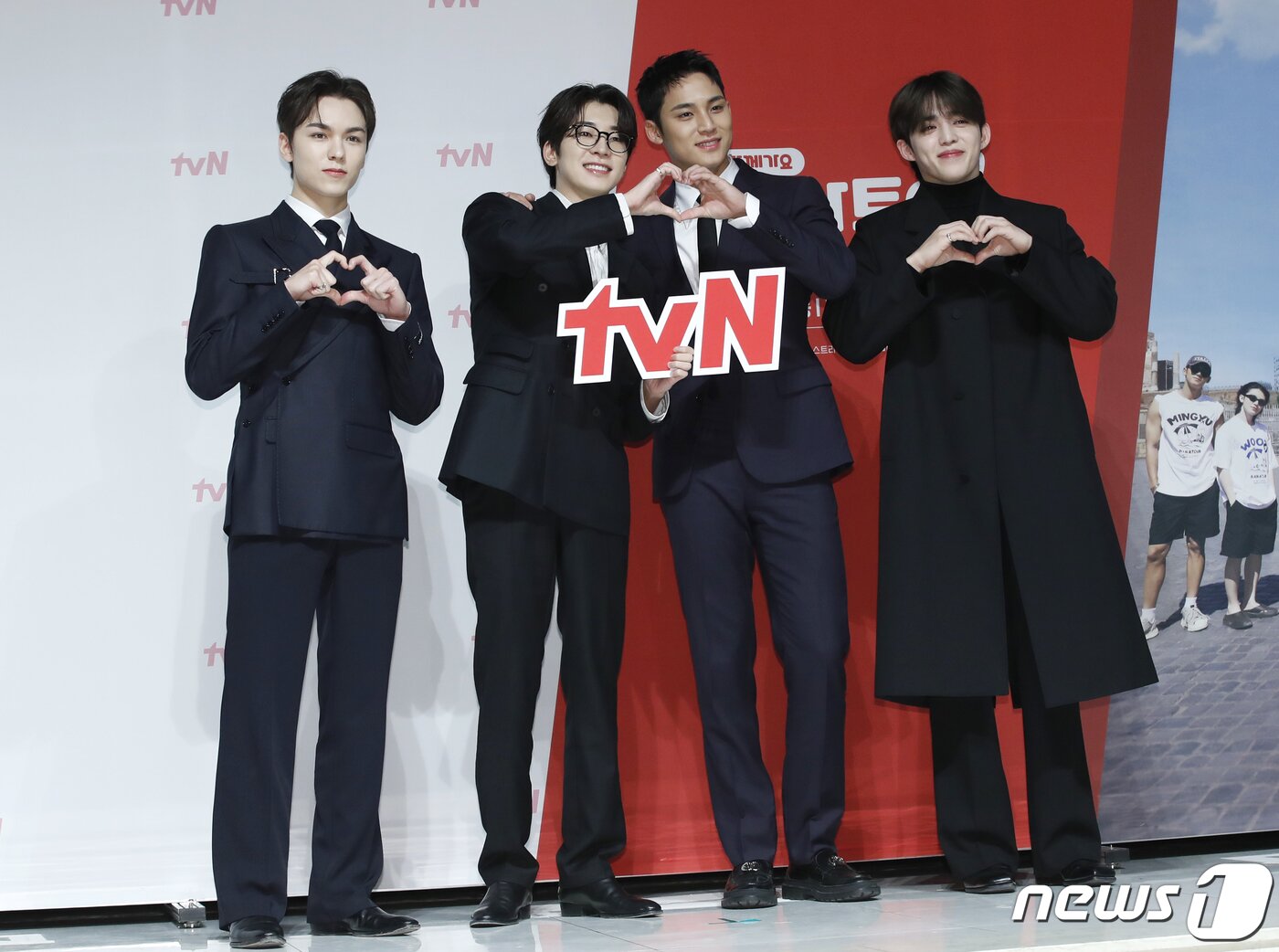 본문 이미지 - 그룹 세븐틴(Seventeen)의 힙합유닛 버논(왼쪽부터), 원우, 민규, 에스쿱스가 3일 서울 강남구 엘리에나호텔에서 열린 tvN 예능 '나나투어 with 세븐틴' 제작발표회에서 포즈를 취하고 있다. '나나투어 with 세븐틴'(연출 나영석 신효정 장은정)은 가이드로 재취업한 여행 예능 20년 차 베테랑 'NA이드' 나영석 PD와 이탈리아의 여름으로 떠난 데뷔 10년 차 세븐틴의 찐한 우정 여행기를 담은 프로그램이다. 2024.1.3/뉴스1 ⓒ News1 권현진 기자